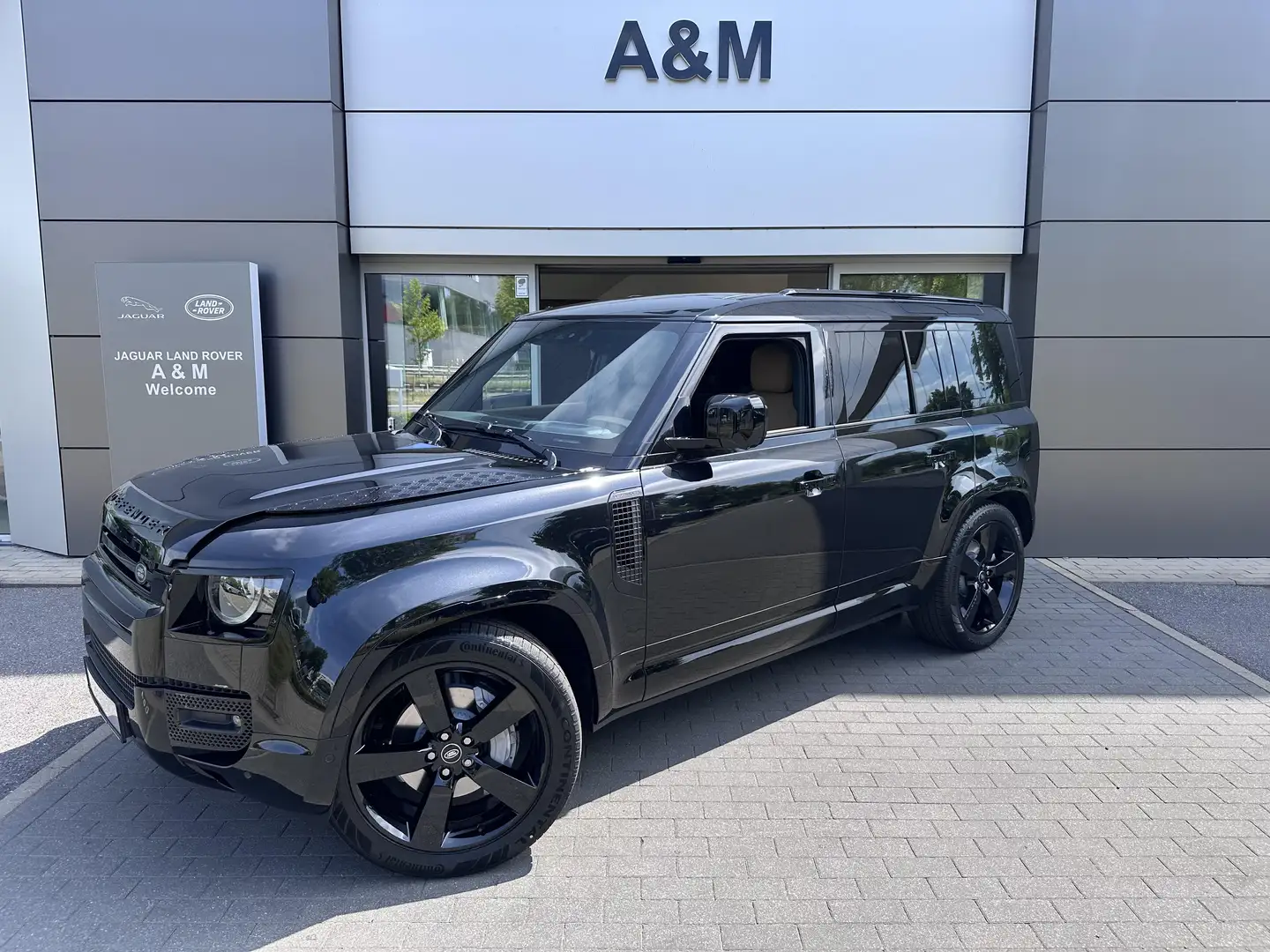 Land Rover Defender 110 P300e X-Dynamic HSE AWD Au Zwart - 1