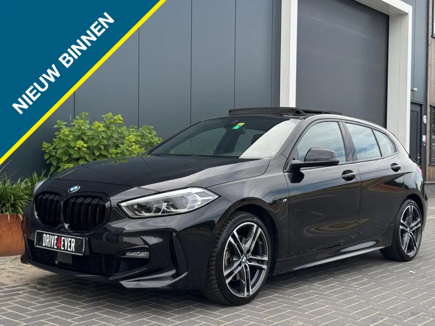 BMW 118 1-serie 118i M PACK 2022 FULL PANO NAVI CAMERA CLI Zwart - 1