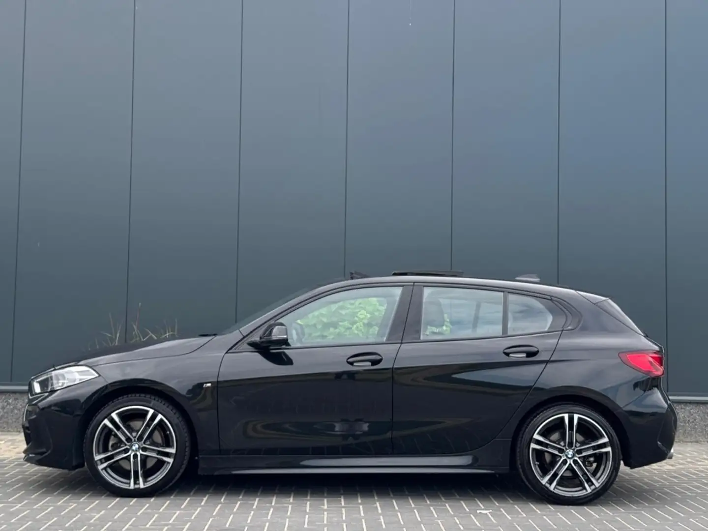 BMW 118 1-serie 118i M PACK 2022 FULL PANO NAVI CAMERA CLI Zwart - 2