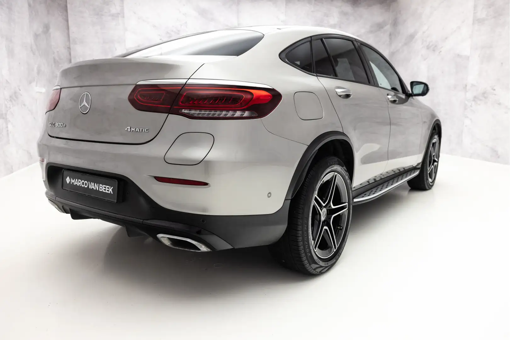 Mercedes-Benz GLC 300 Coupé 300e 4MATIC Premium+ AMG | Schuifdak | E-Tre Argento - 2