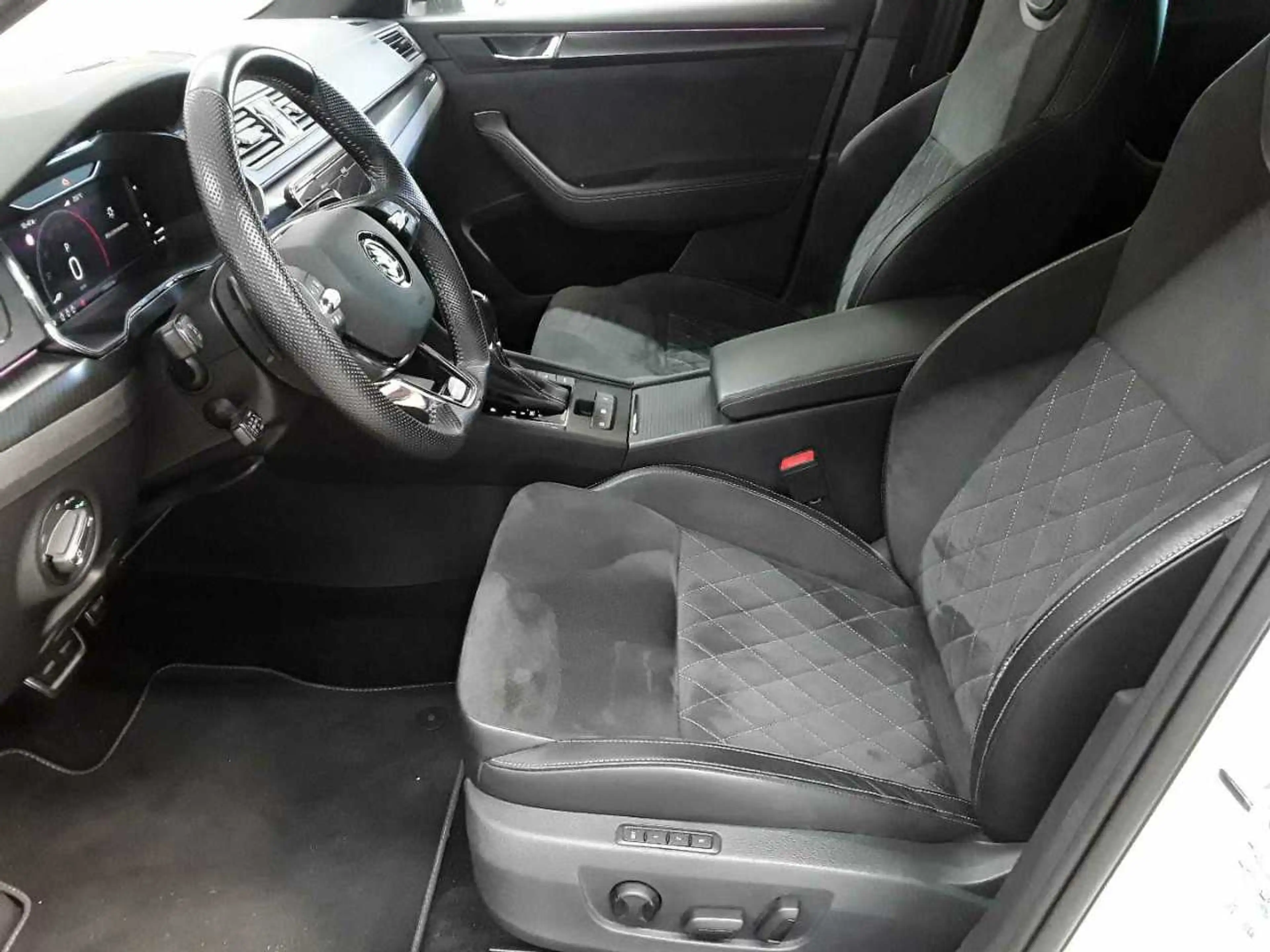 Skoda Superb Superb Combi 2.0 TDI Sportline AHK NAV KAM — photo 7