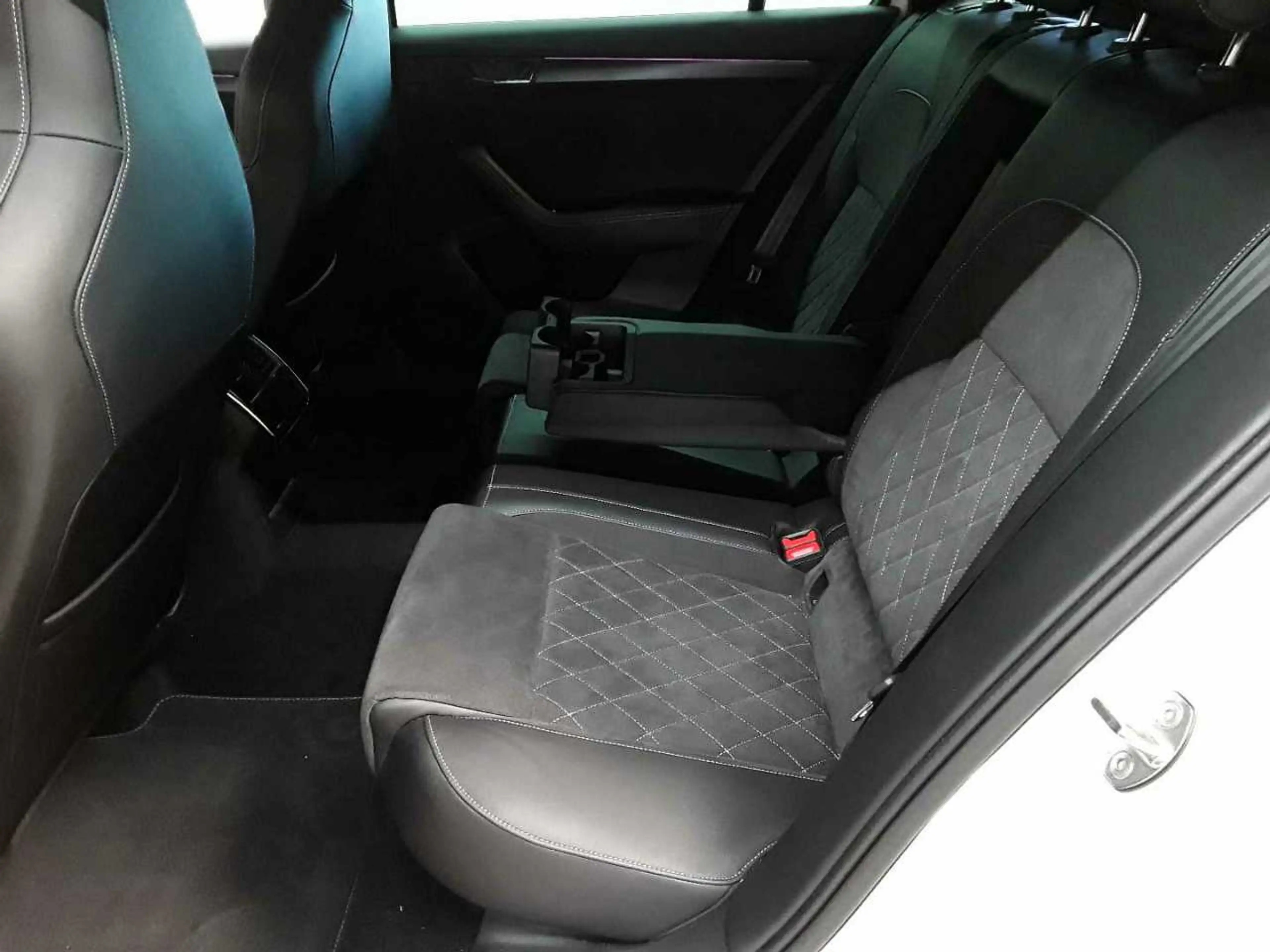 Skoda Superb Superb Combi 2.0 TDI Sportline AHK NAV KAM — photo 13