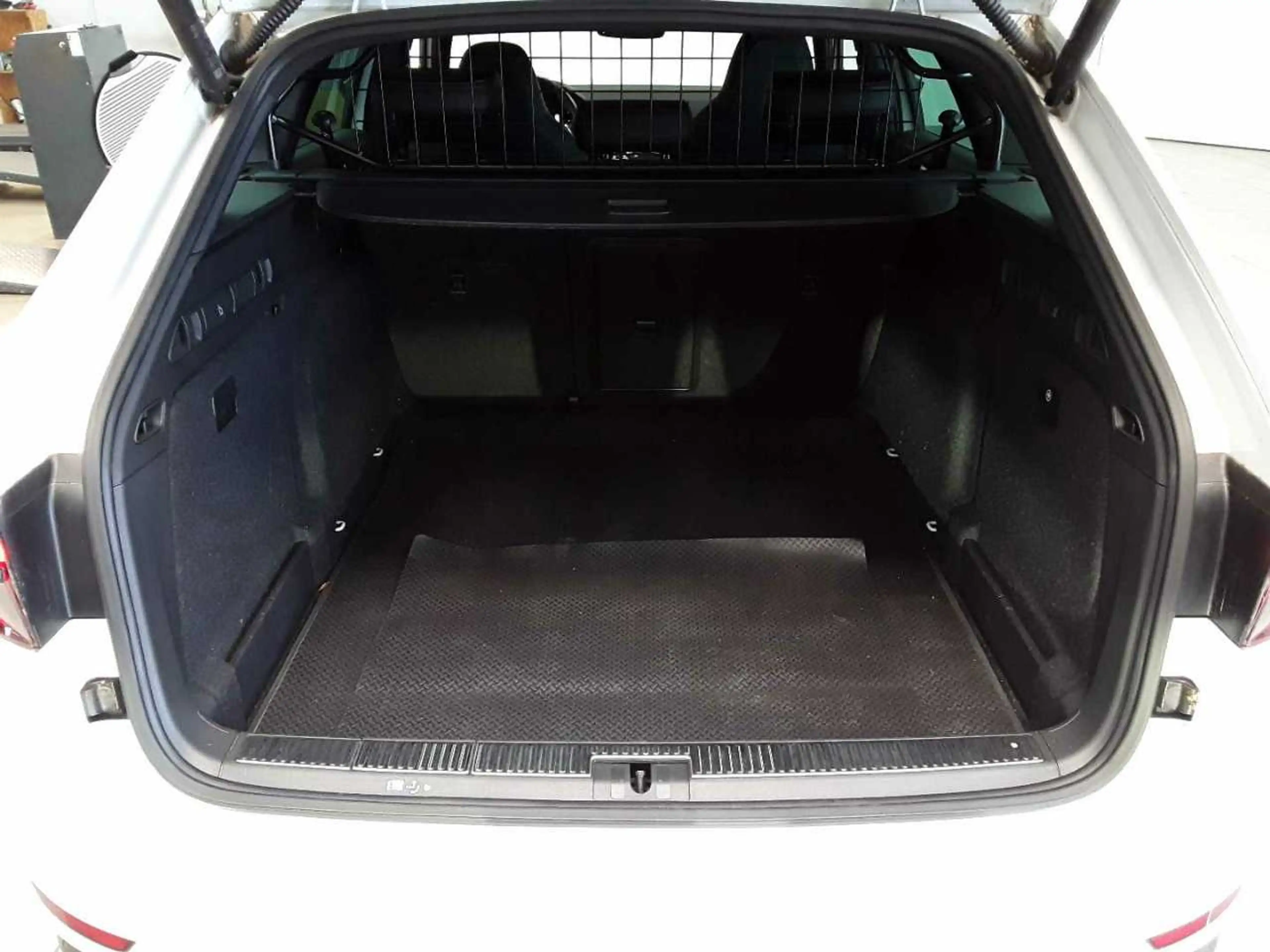 Skoda Superb Superb Combi 2.0 TDI Sportline AHK NAV KAM — photo 15