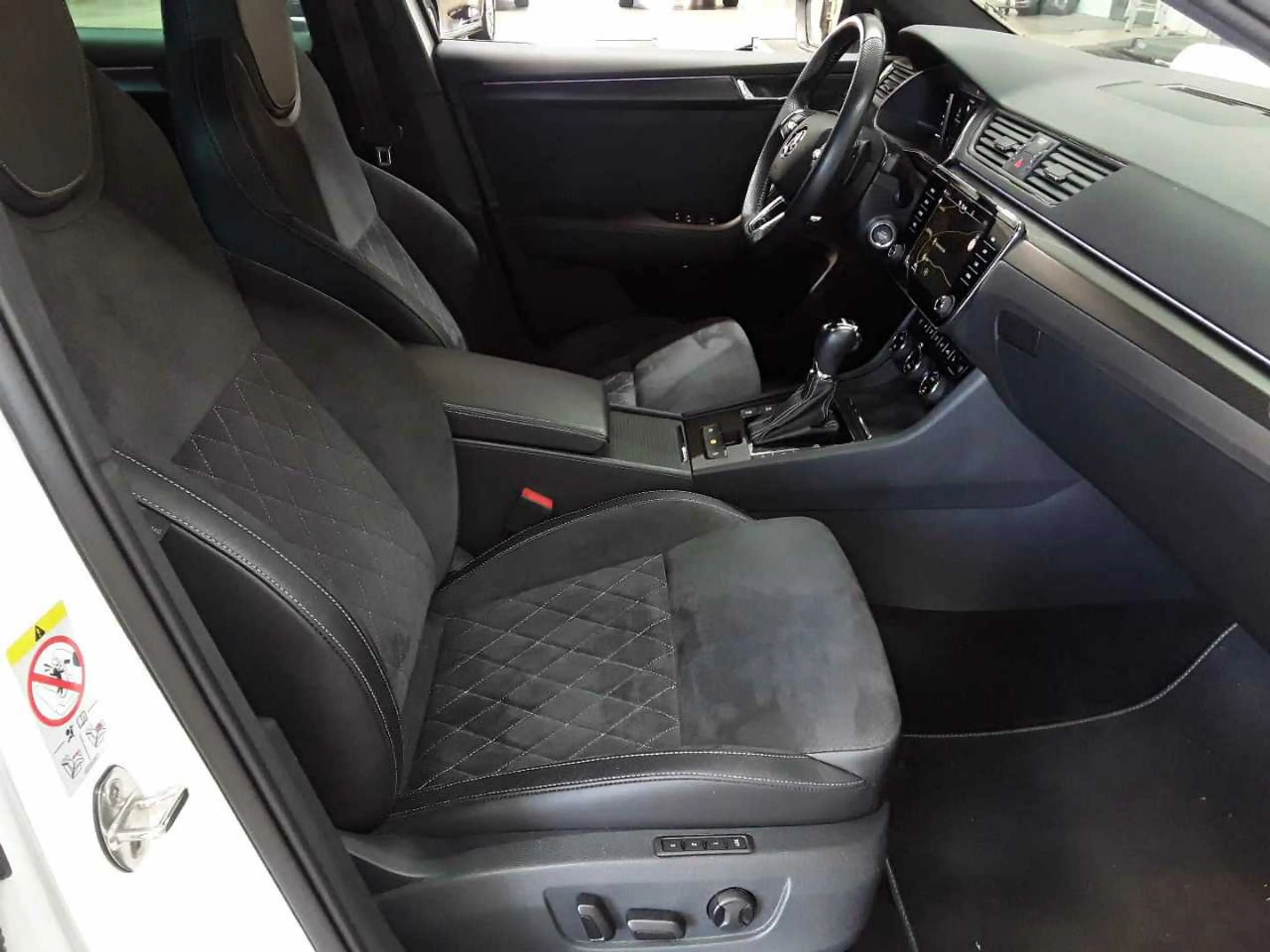 Skoda Superb Superb Combi 2.0 TDI Sportline AHK NAV KAM — photo 8