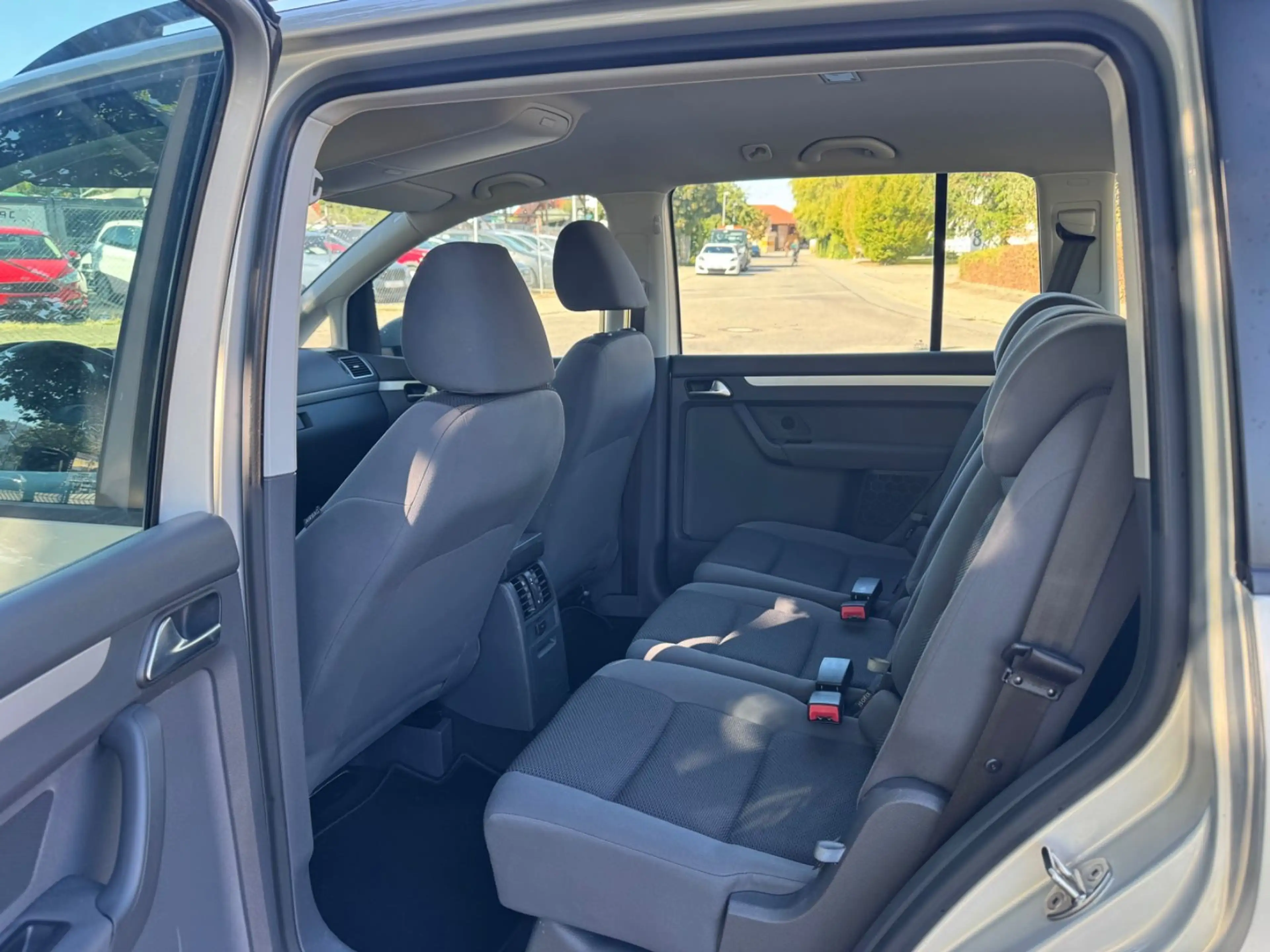 Volkswagen Touran Trendline ( Behindertenrecht beifahrer) — photo 13