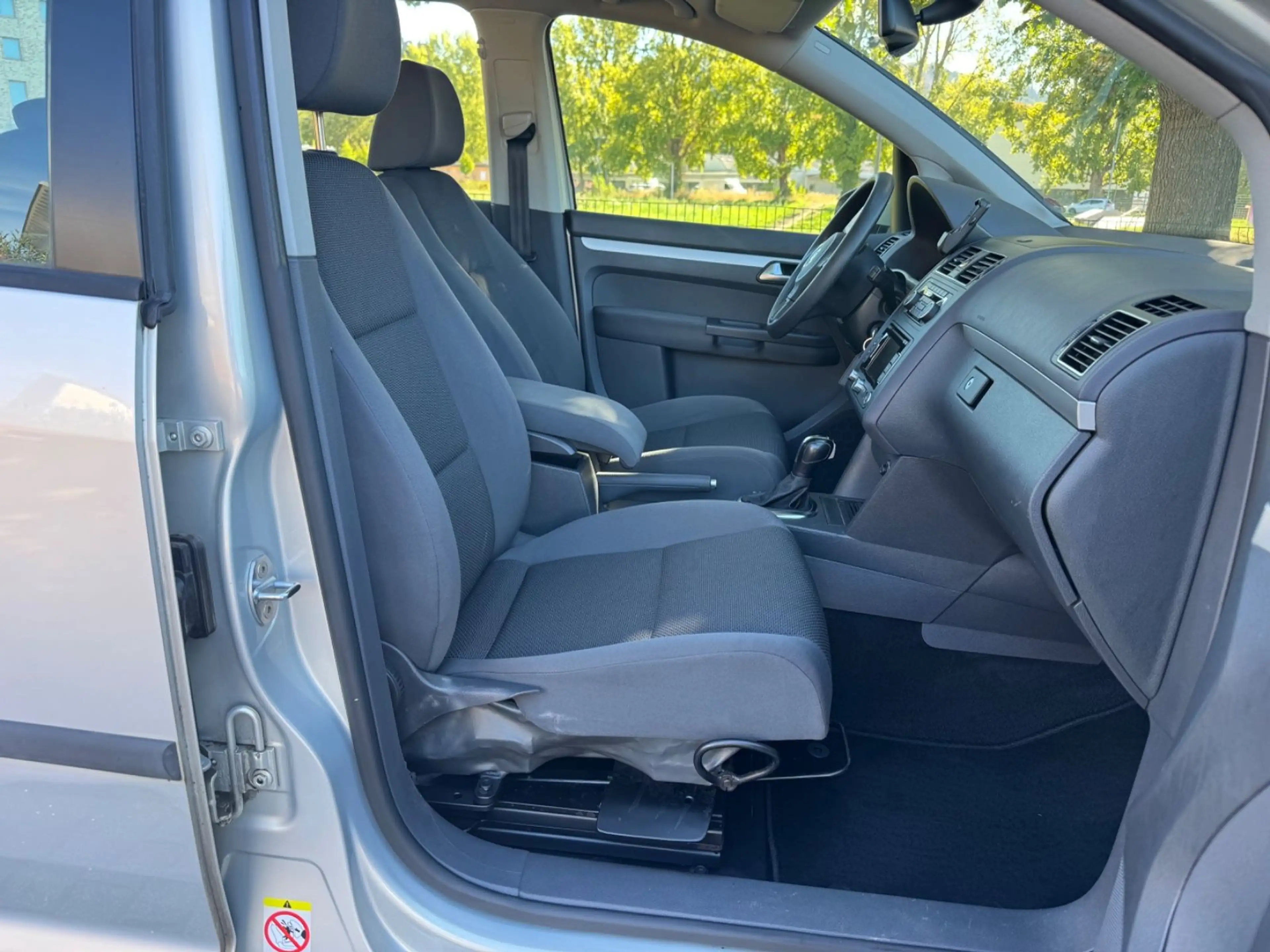 Volkswagen Touran Trendline ( Behindertenrecht beifahrer) — photo 14