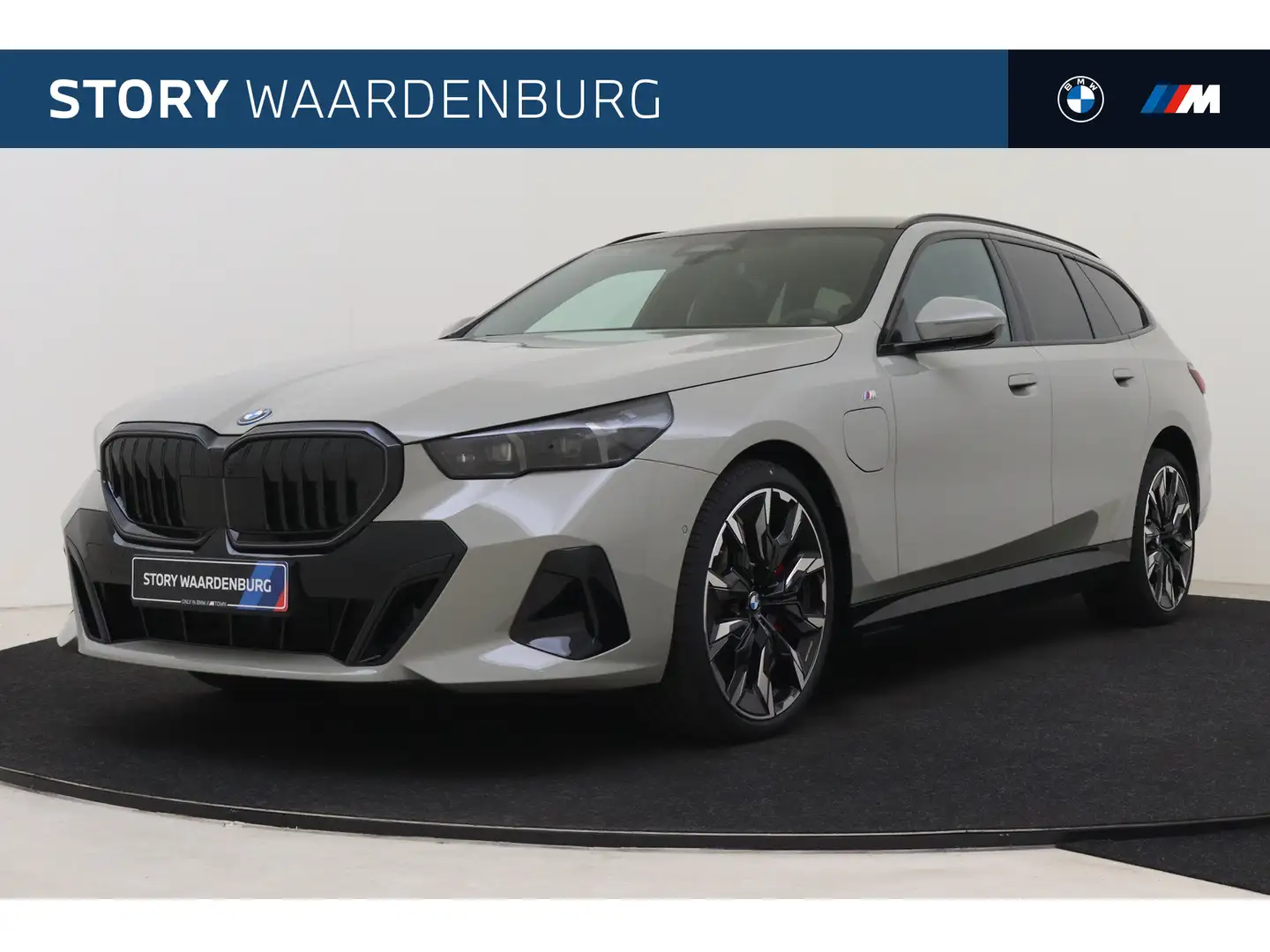 BMW 550 5 Serie Touring 550e xDrive M Sport Automaat / Pan Grijs - 1