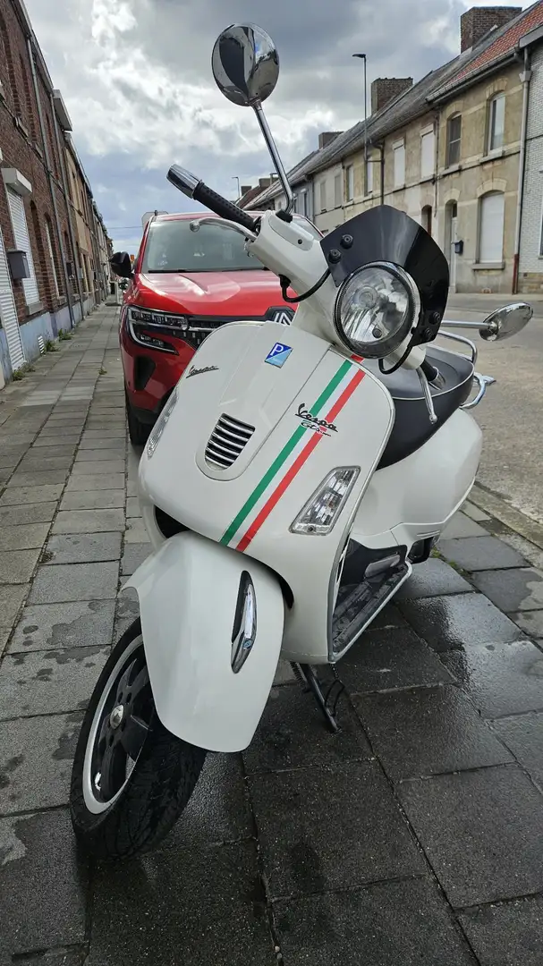 Vespa GTS 300 White - 2