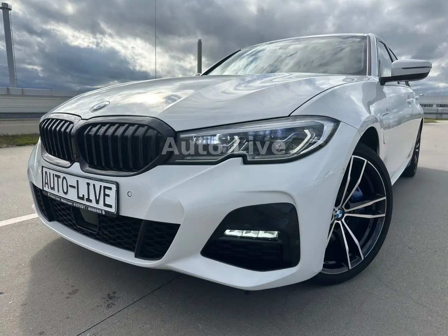 BMW 330 e*SAG*M PAKET*NAVI*LASER*VIR*HEAD-UP*LEDER360 bijela - 1
