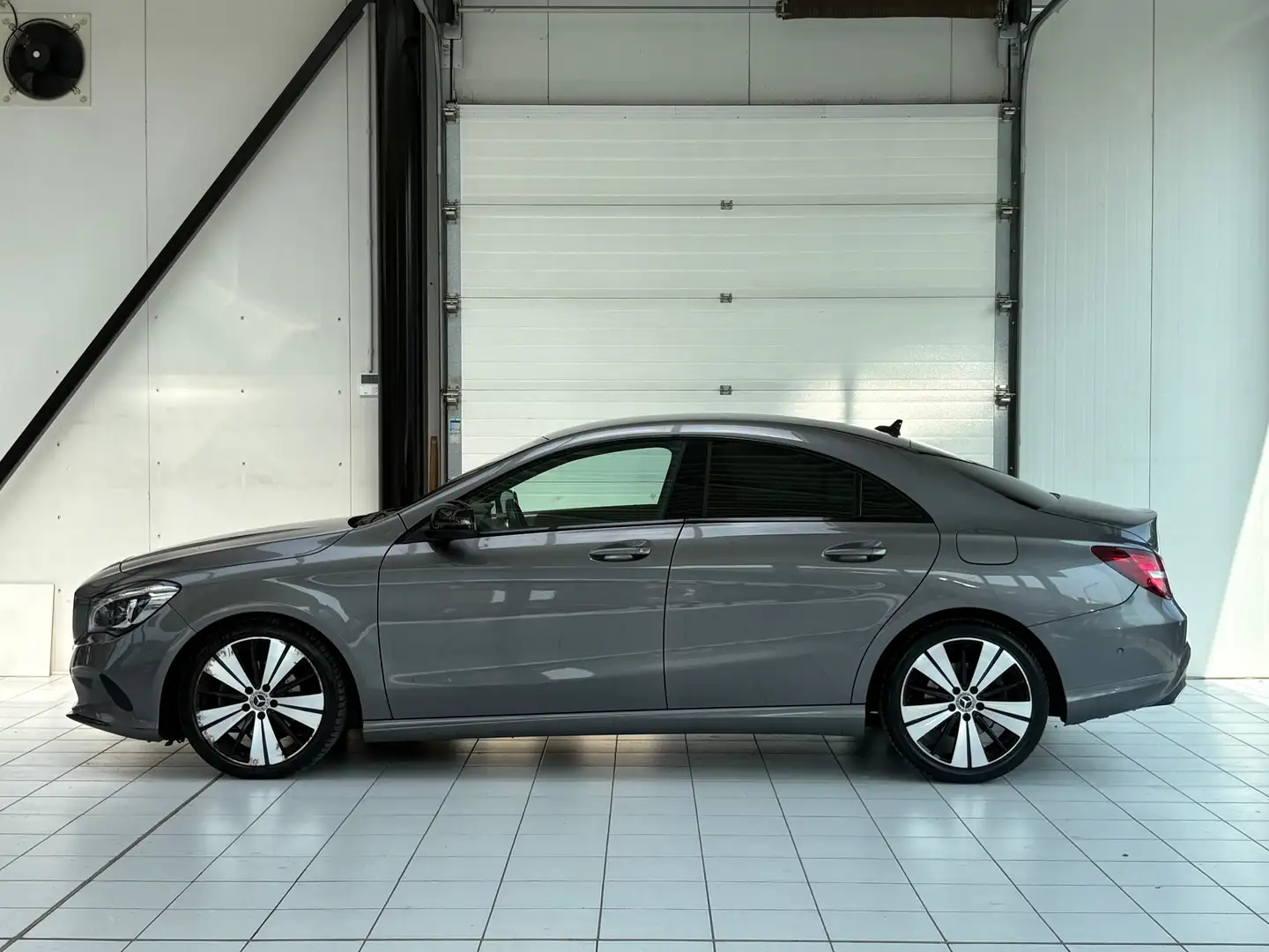 Mercedes-Benz CLA 180 d * XENON * CUIR * GPS * CAMERA * CARPLAY Grijs - 2