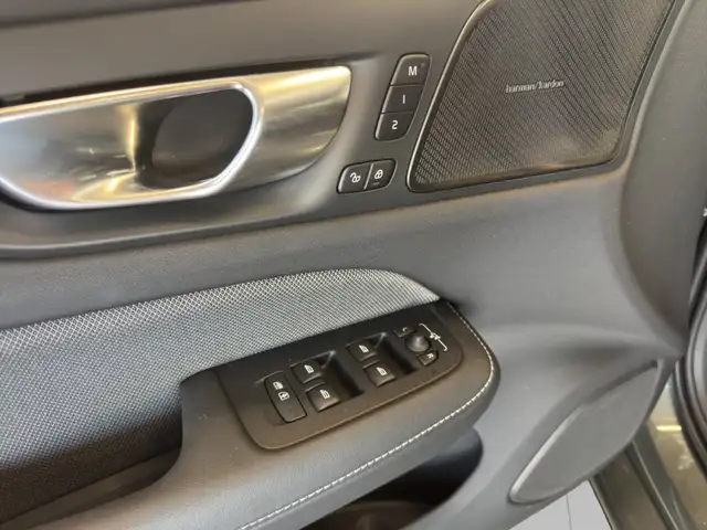 Volvo V60 Plus T6 AWD Plug-in Hybrid, Elektrisch/Benzin, Dark Ansicht 7