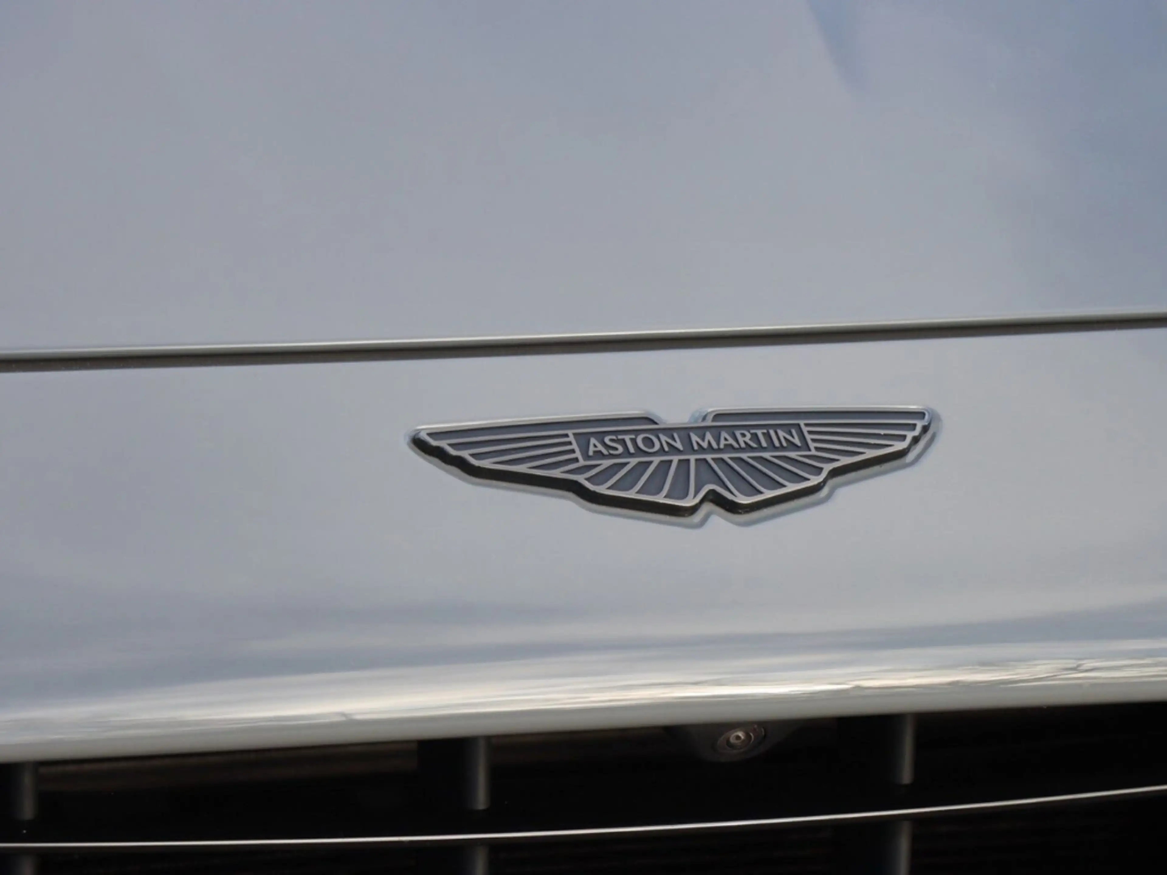 Aston Martin DB12 China Grey Oxford Tan nur 10500km — photo 13