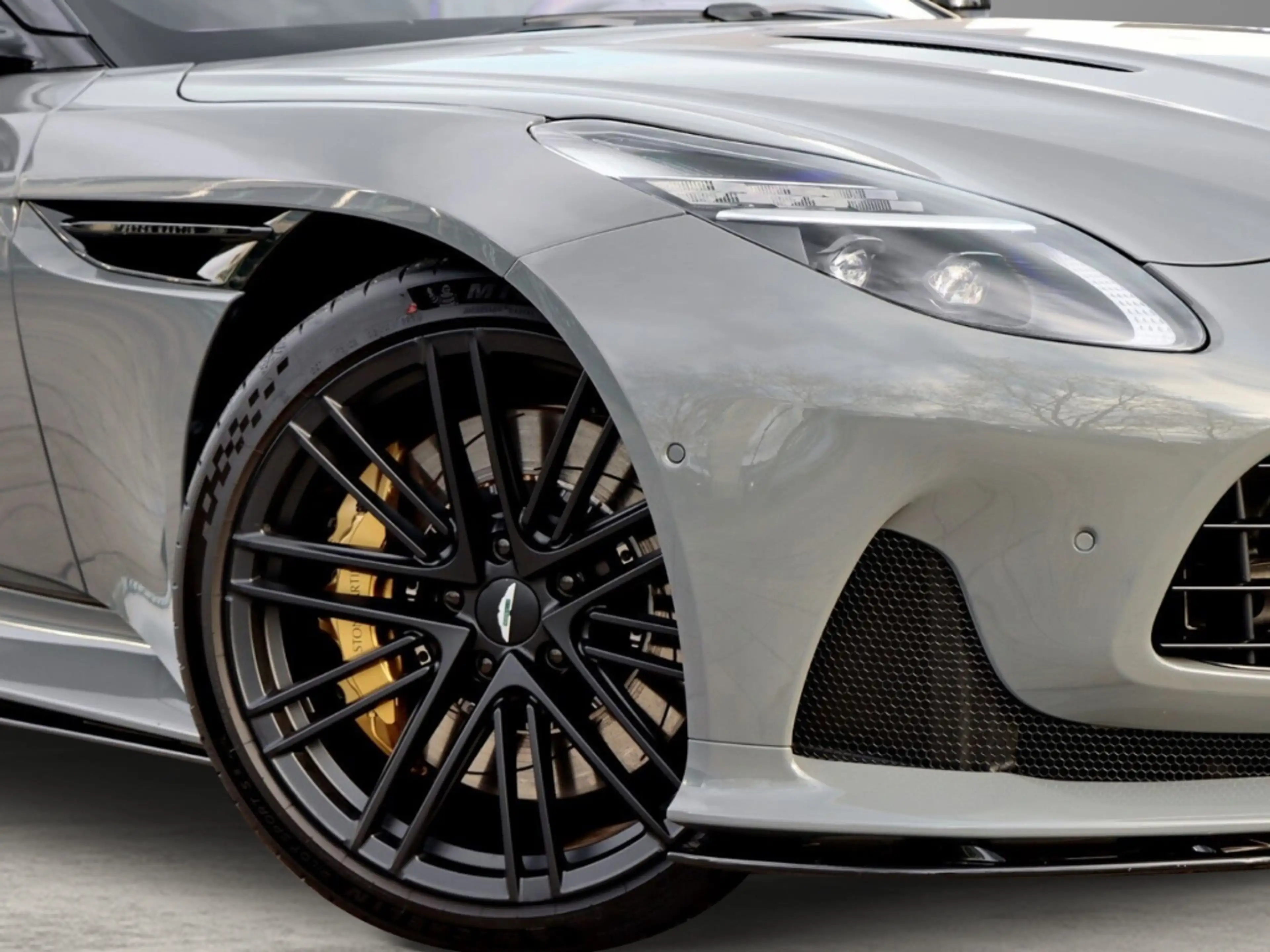 Aston Martin DB12 China Grey Oxford Tan nur 10500km — photo 10