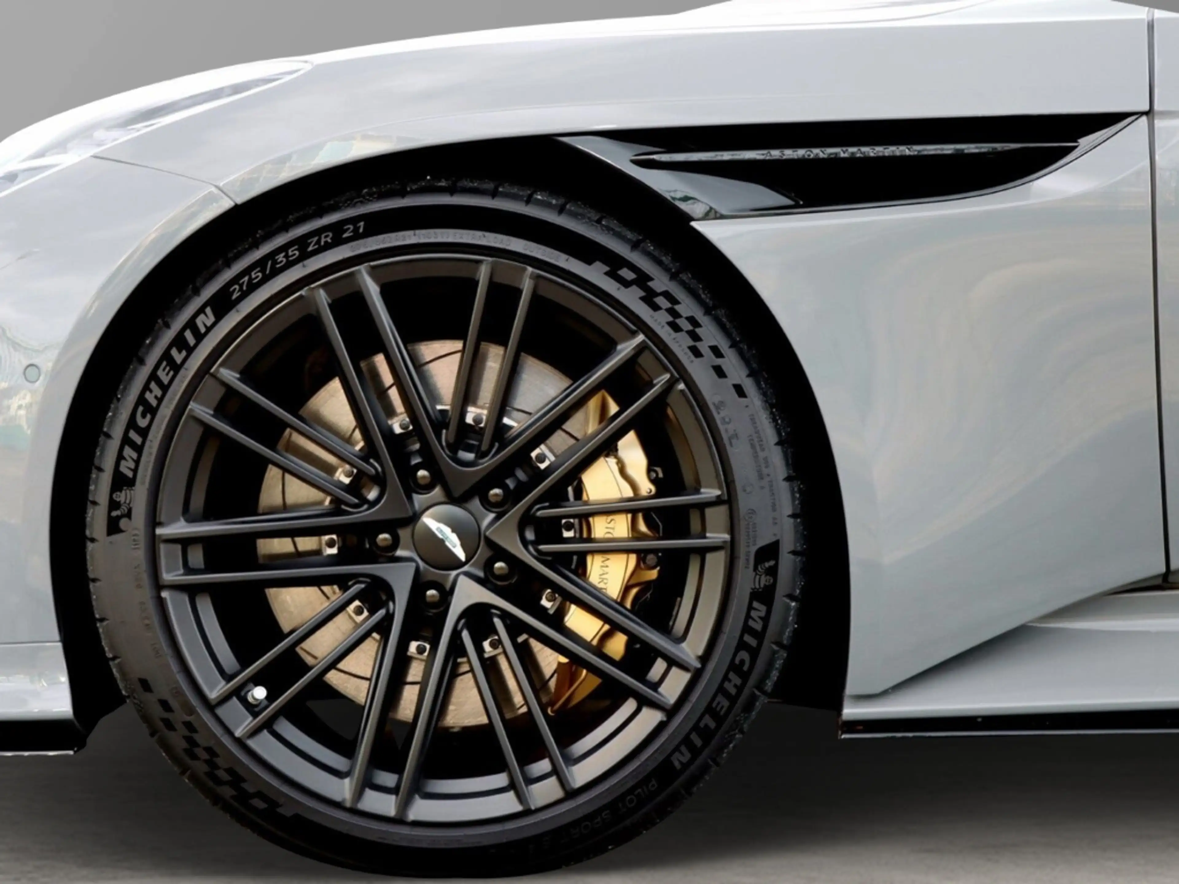 Aston Martin DB12 China Grey Oxford Tan nur 10500km — photo 11