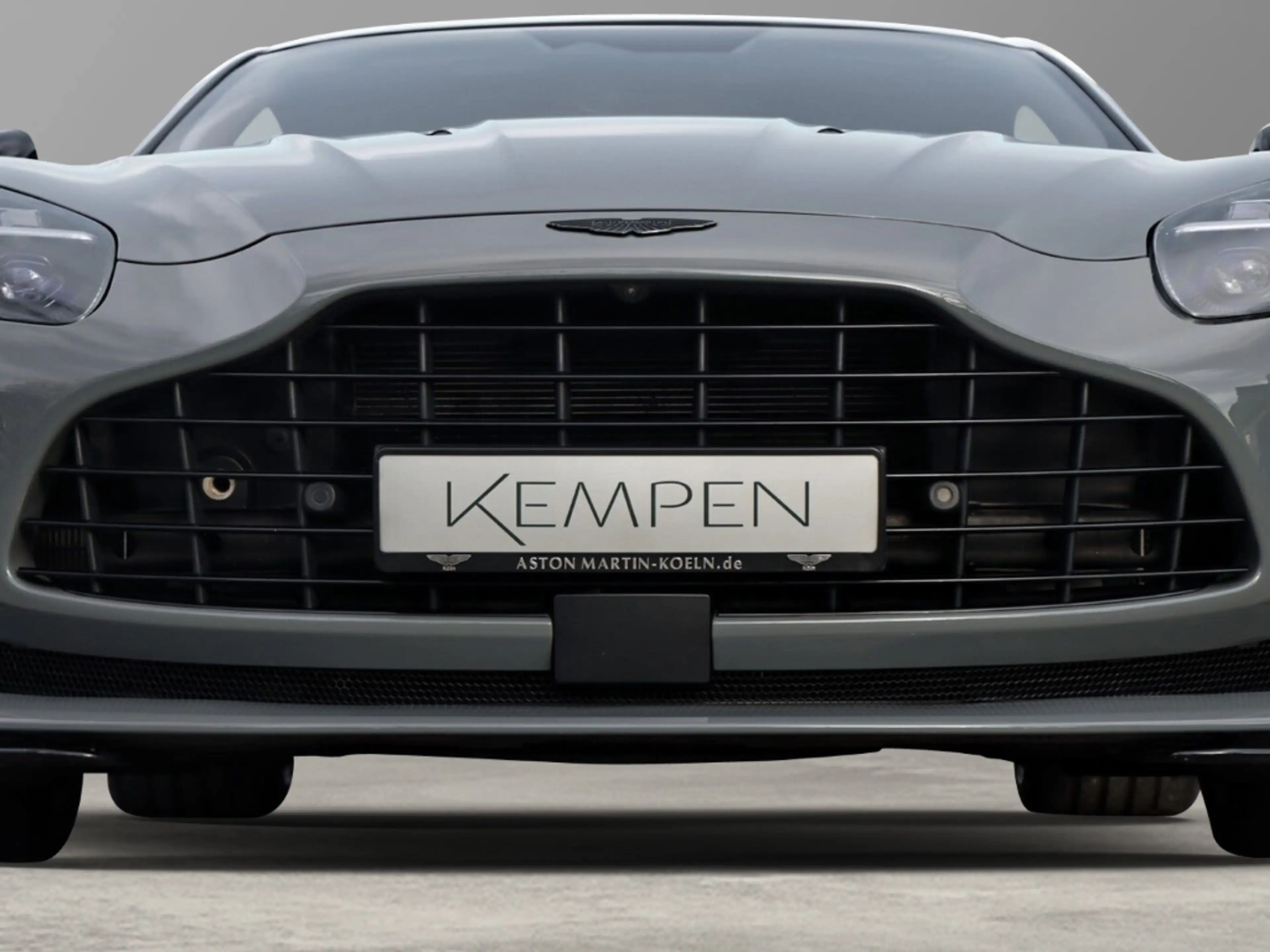 Aston Martin DB12 China Grey Oxford Tan nur 10500km — photo 12
