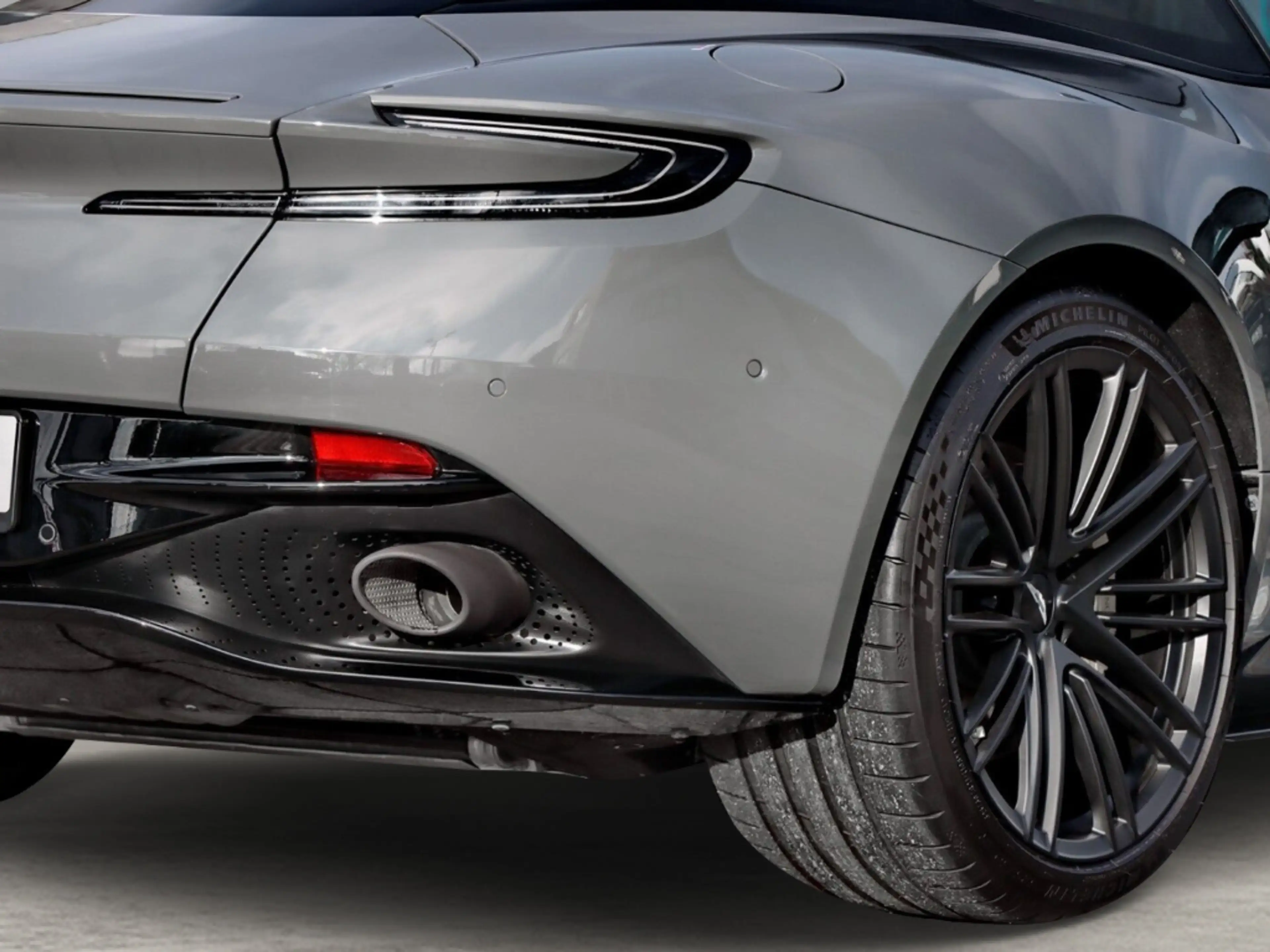 Aston Martin DB12 China Grey Oxford Tan nur 10500km — photo 9