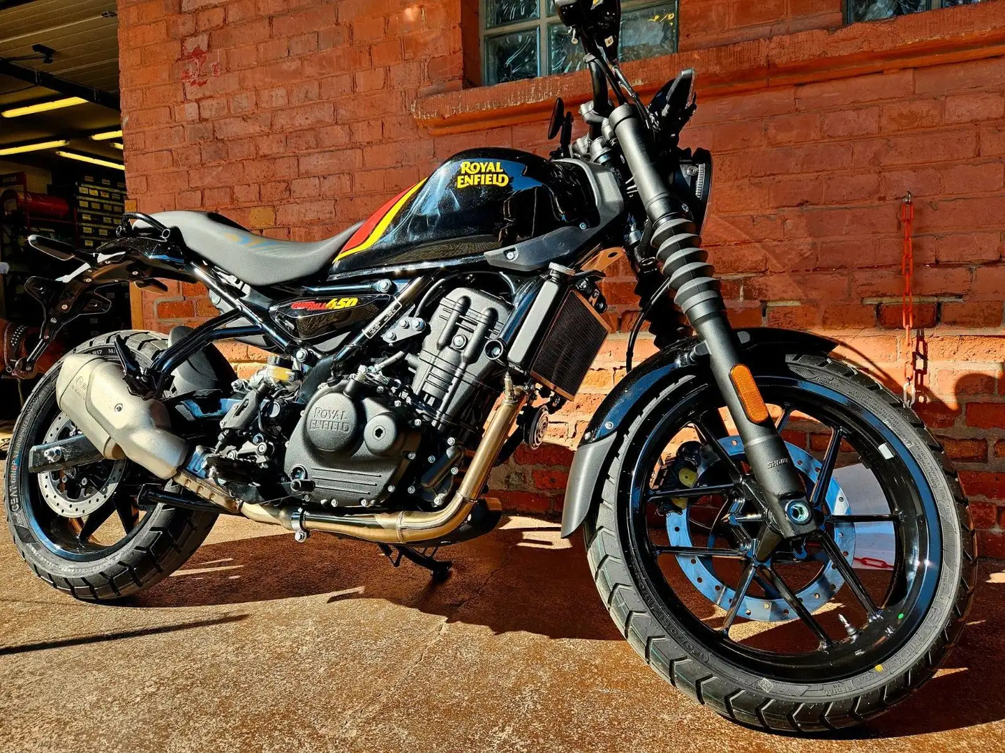 Royal Enfield Guerrilla 450 schwarz Sofort lieferbar - 1
