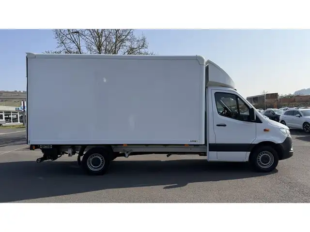 Mercedes-Benz Sprinter view 4