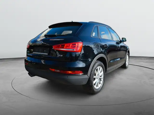 Audi Q3 view 3