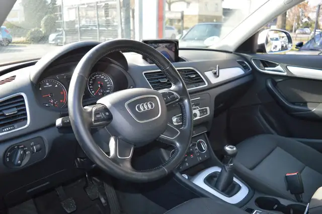Audi Q3 view 8