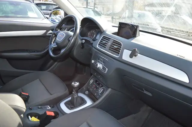 Audi Q3 view 9