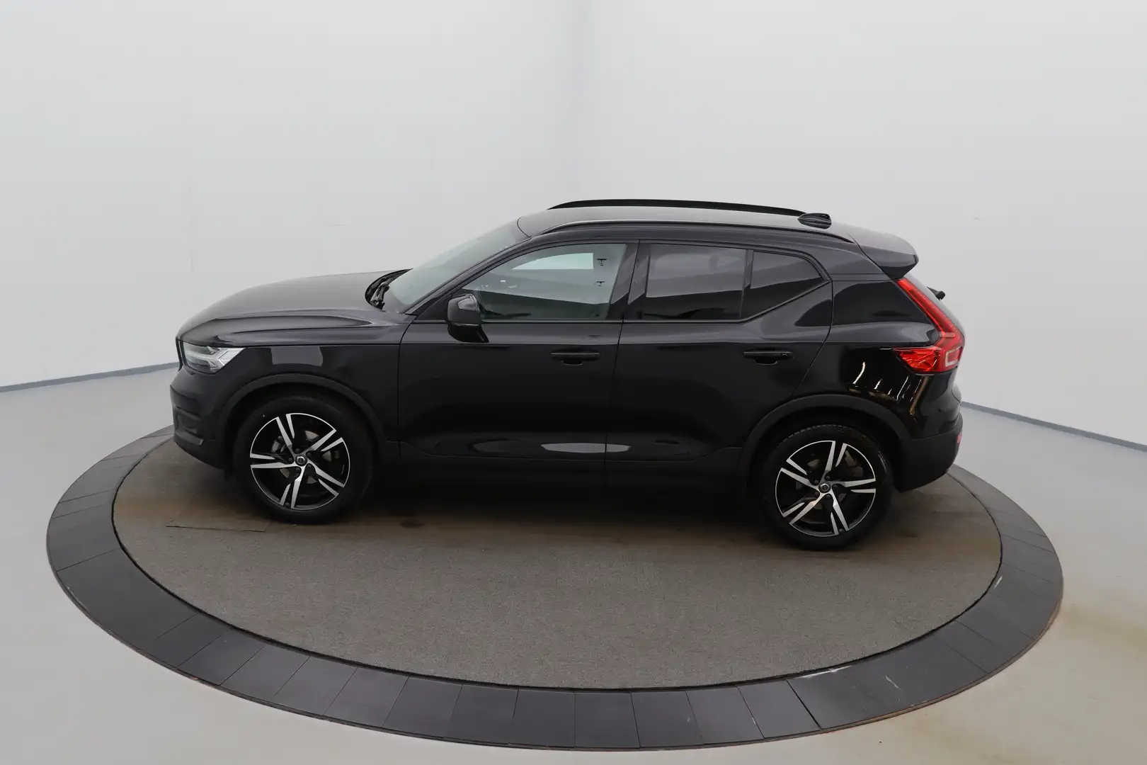 Volvo XC40 1.5 T3 R-Design LEDER LED GPS PDC Zetel-stuurverw. Zwart - 2