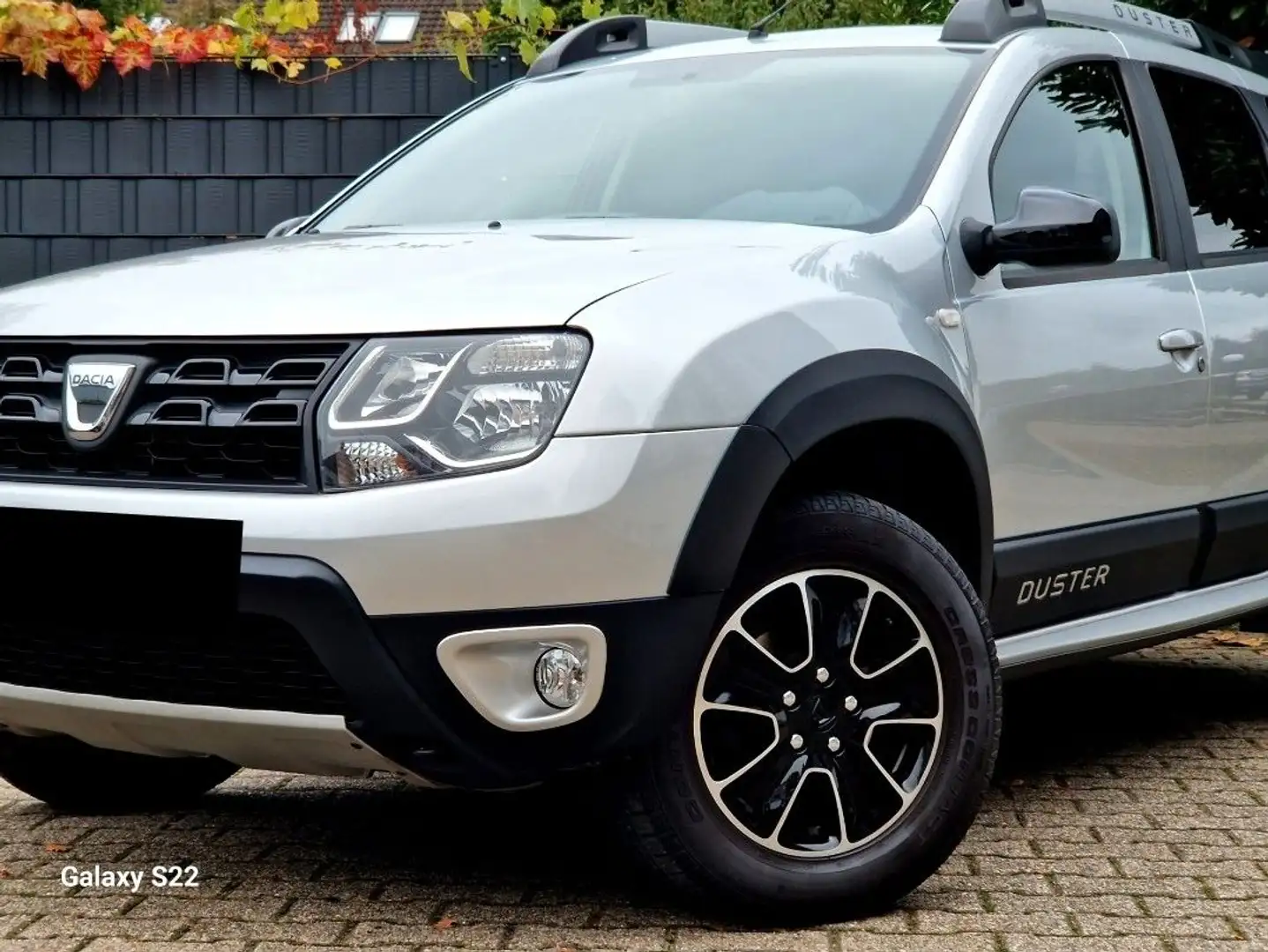 Dacia Duster Black Shadow 4x2 Navi Klima SH PDC Grau - 2