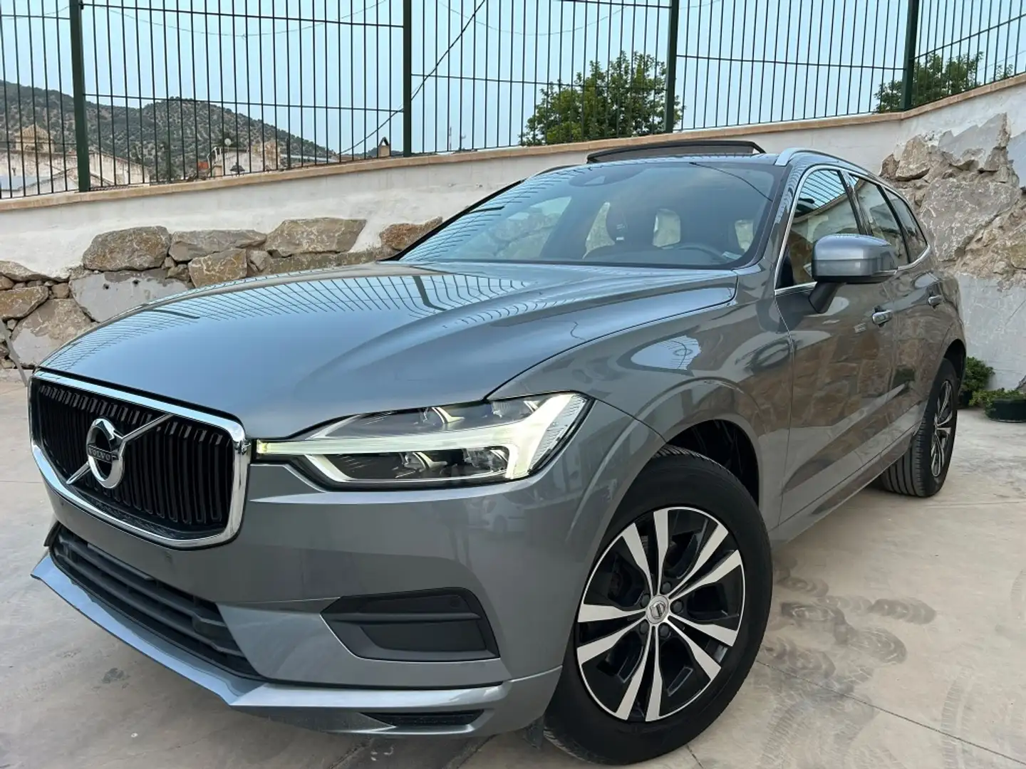 Volvo XC60 D4 Momemtum Pro Aut. Plateado - 2