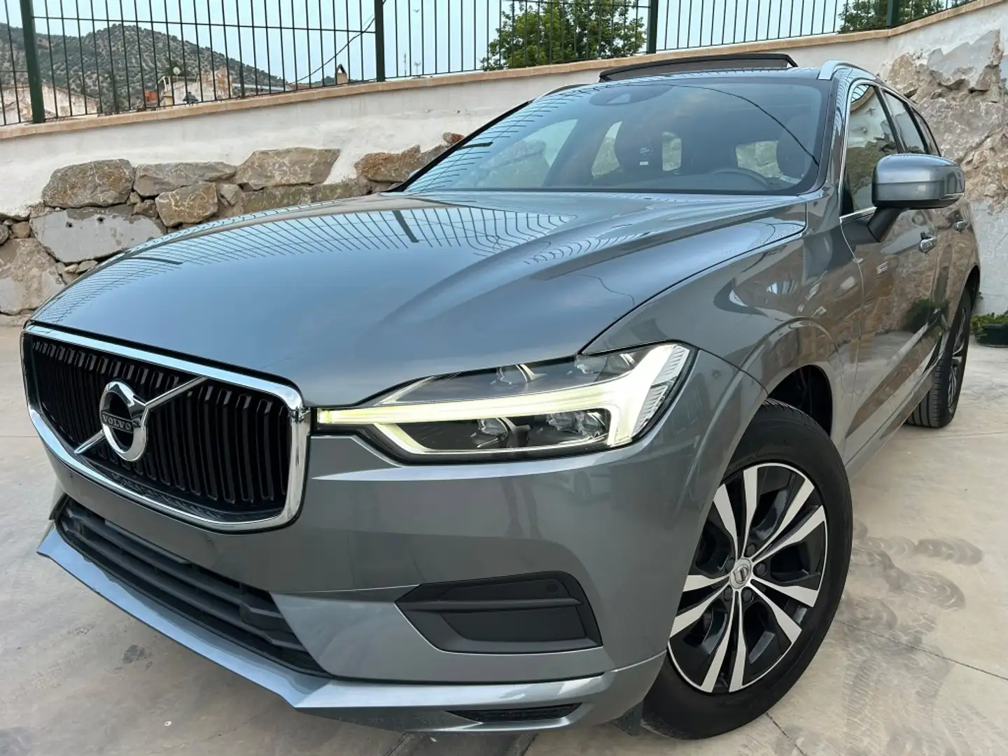 Volvo XC60 D4 Momemtum Pro Aut. Plateado - 1