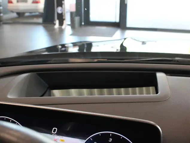 Mercedes-Benz 220 view 16