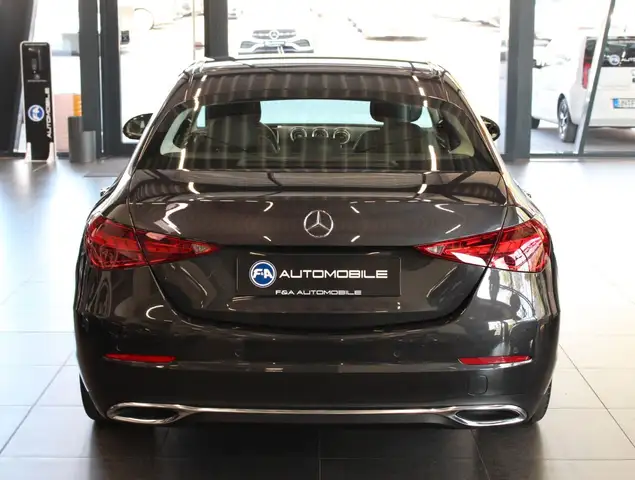 Mercedes-Benz 220 view 6