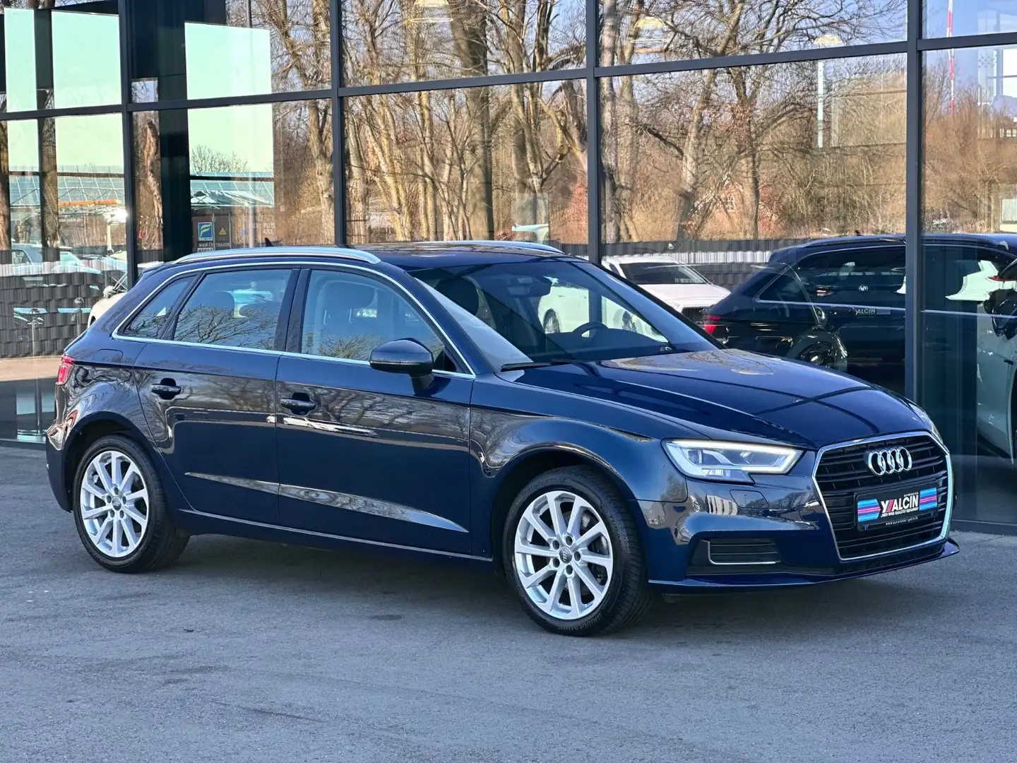 Audi A3 35 TDI S tronic Sport Sportback NAV/SHZ/LM Blau - 2