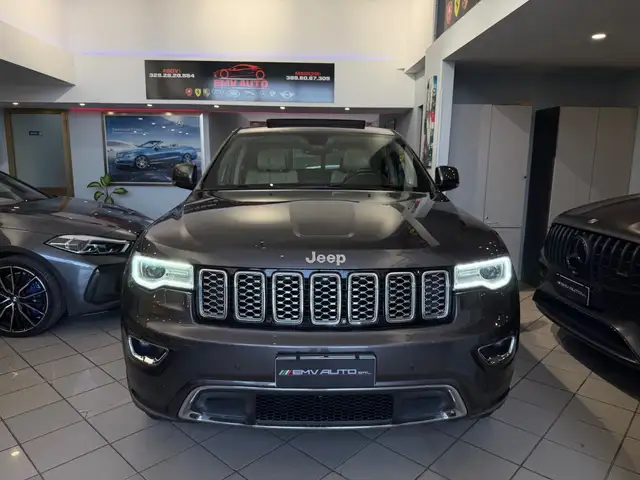 Jeep Grand Cherokee view 2