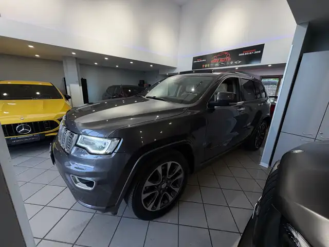 Jeep Grand Cherokee view 4