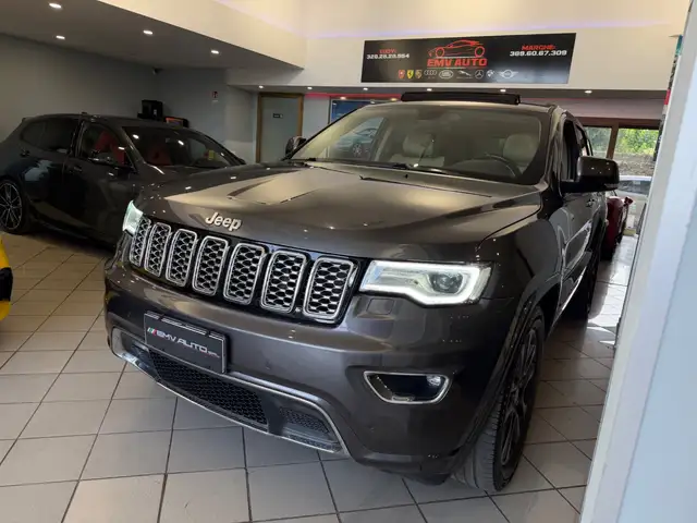 Jeep Grand Cherokee view 3