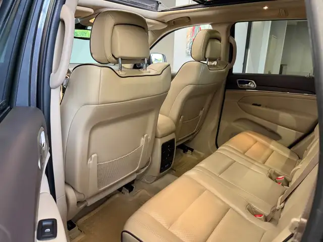 Jeep Grand Cherokee view 11