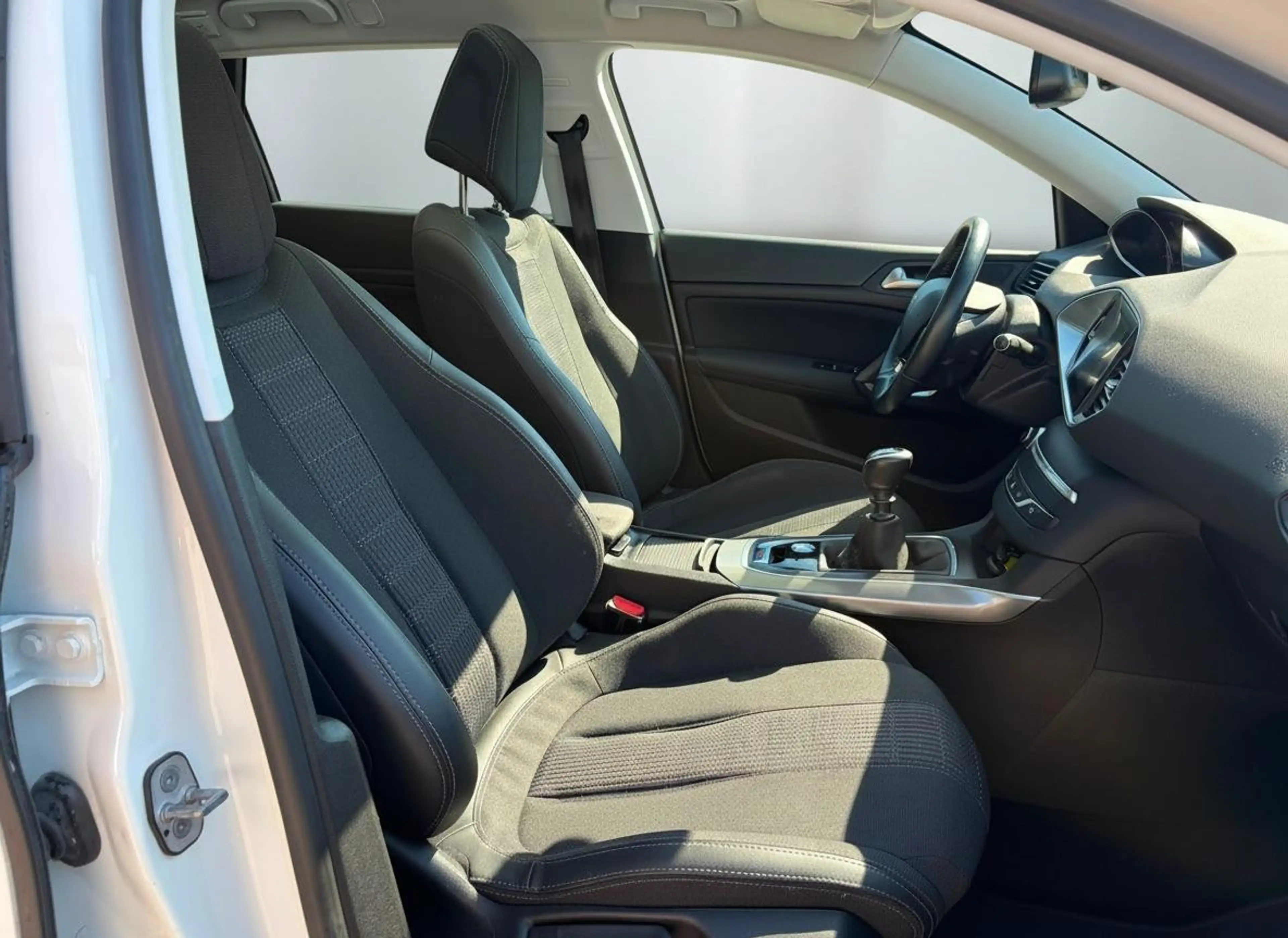 Peugeot 308 SW 1.2 PureTech Blue Lease Premium KEYLESS - PANO — photo 15