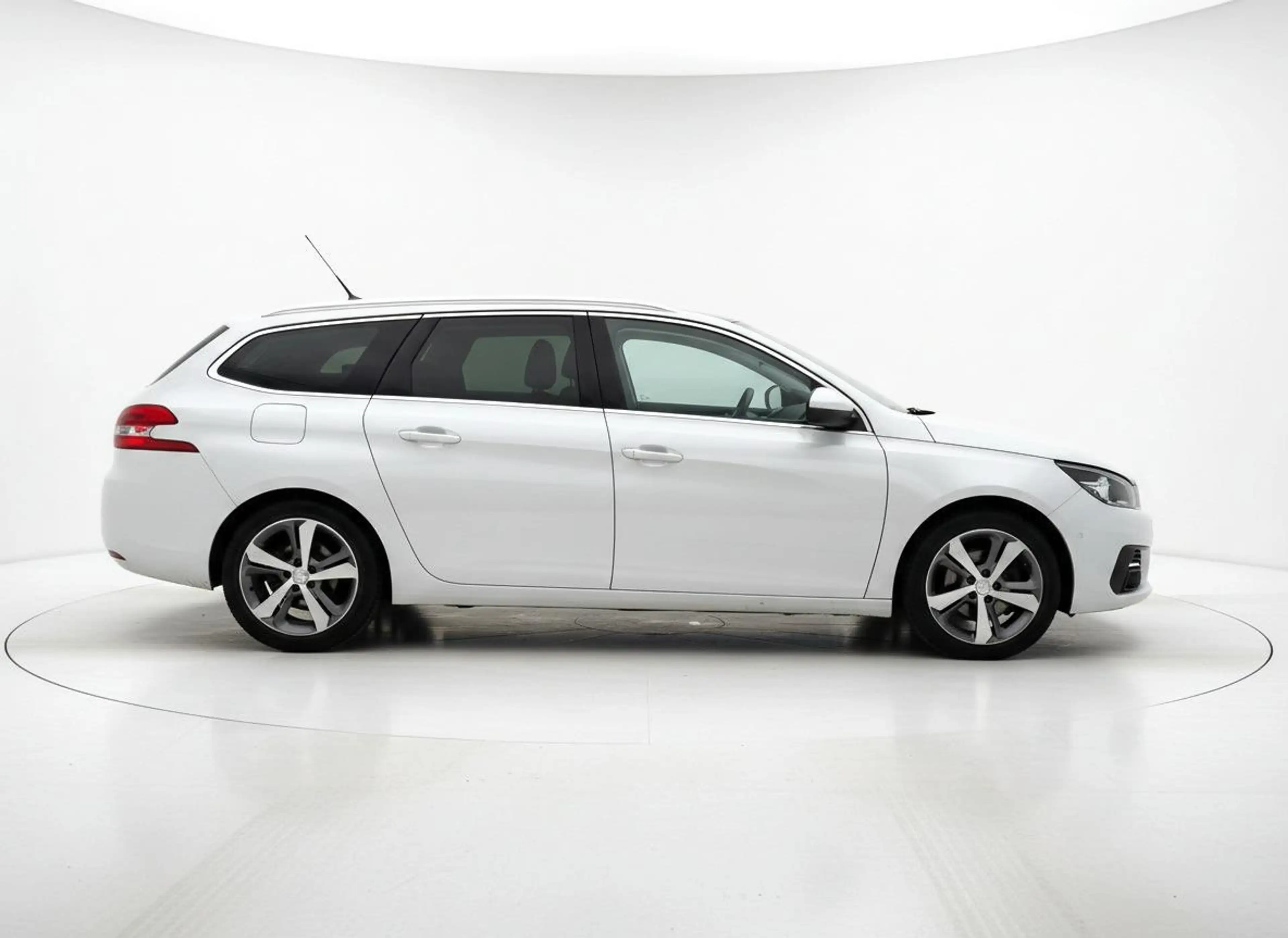 Peugeot 308 SW 1.2 PureTech Blue Lease Premium KEYLESS - PANO — photo 4