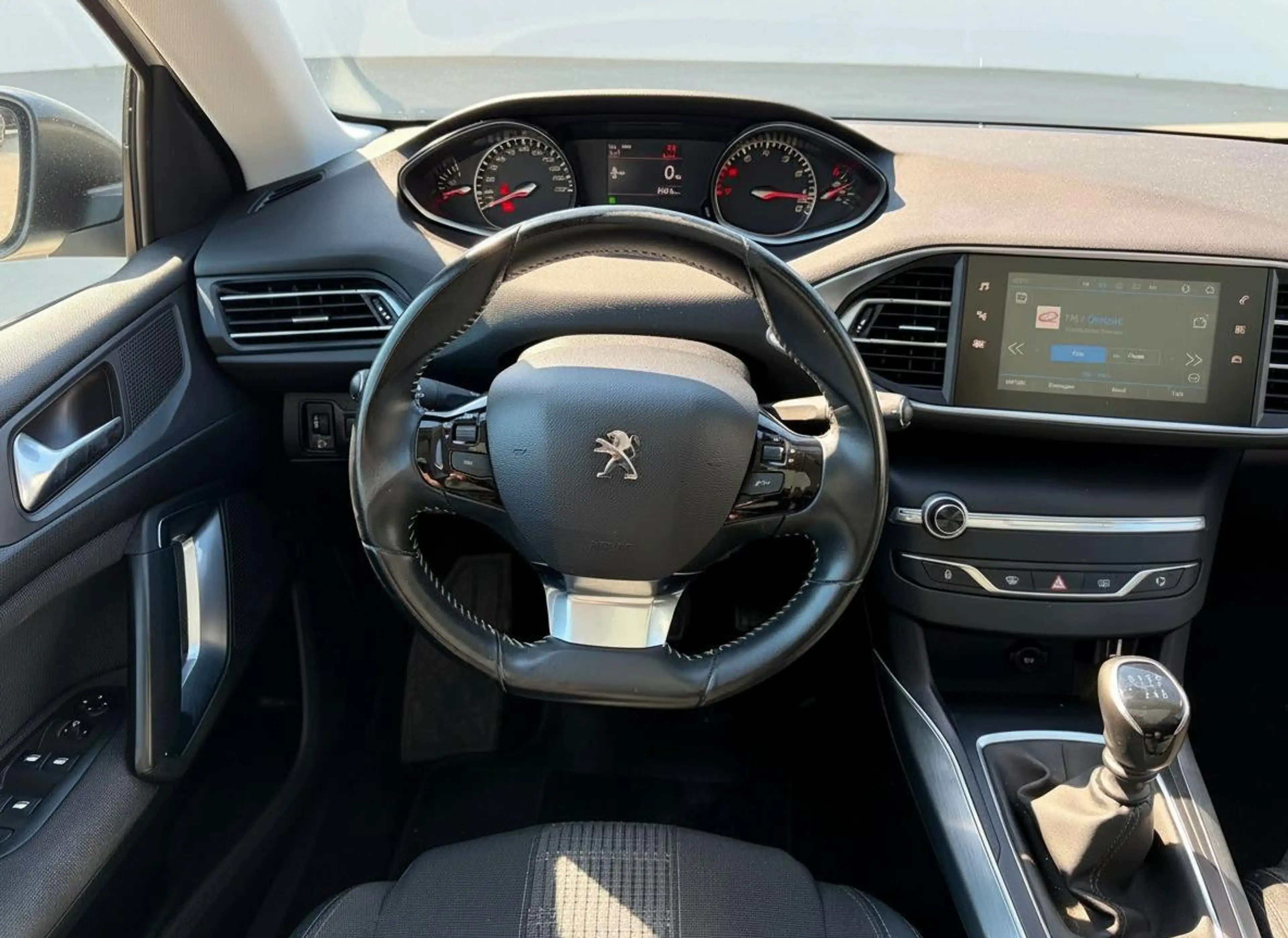 Peugeot 308 SW 1.2 PureTech Blue Lease Premium KEYLESS - PANO — photo 14