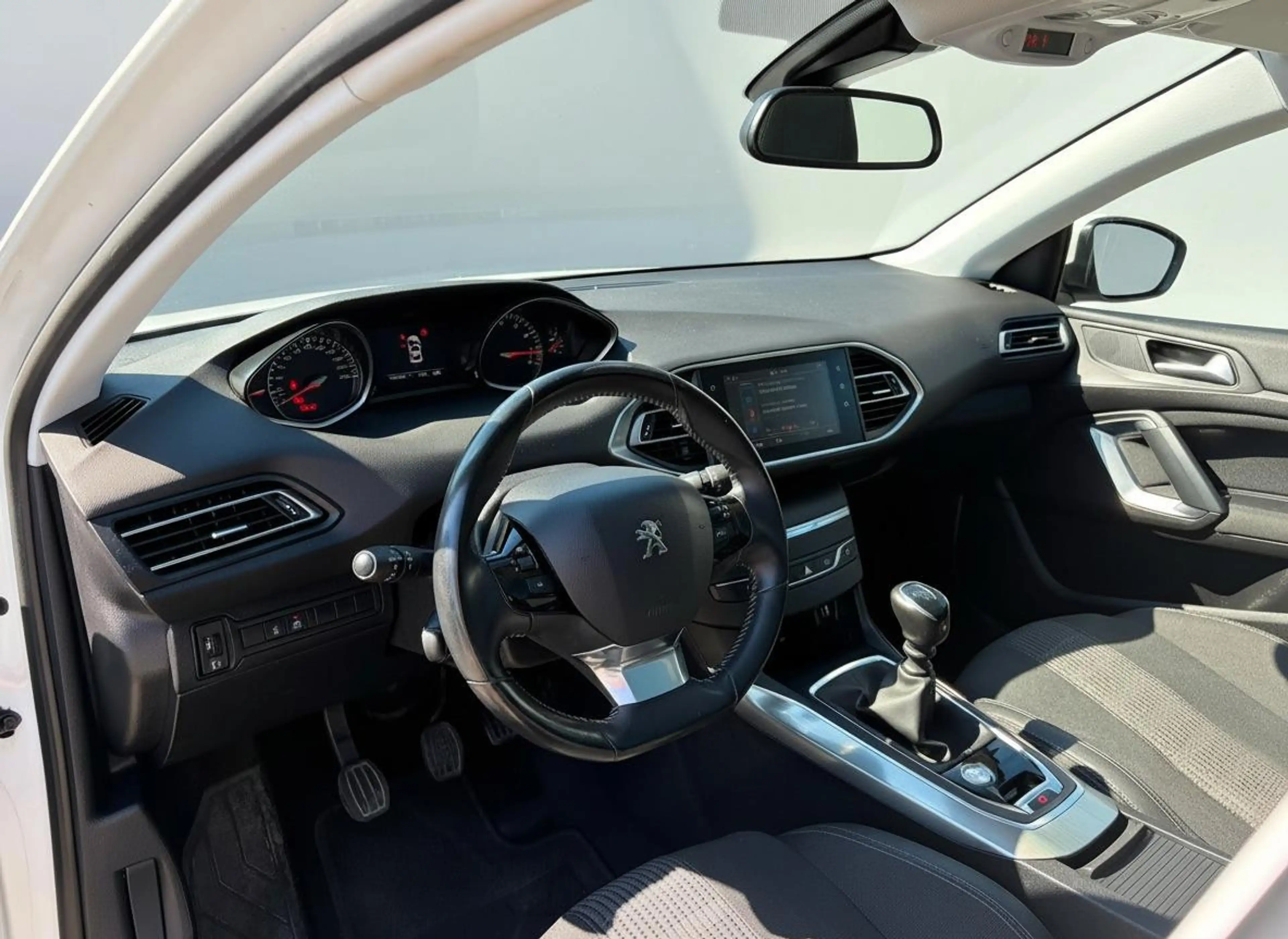 Peugeot 308 SW 1.2 PureTech Blue Lease Premium KEYLESS - PANO — photo 13