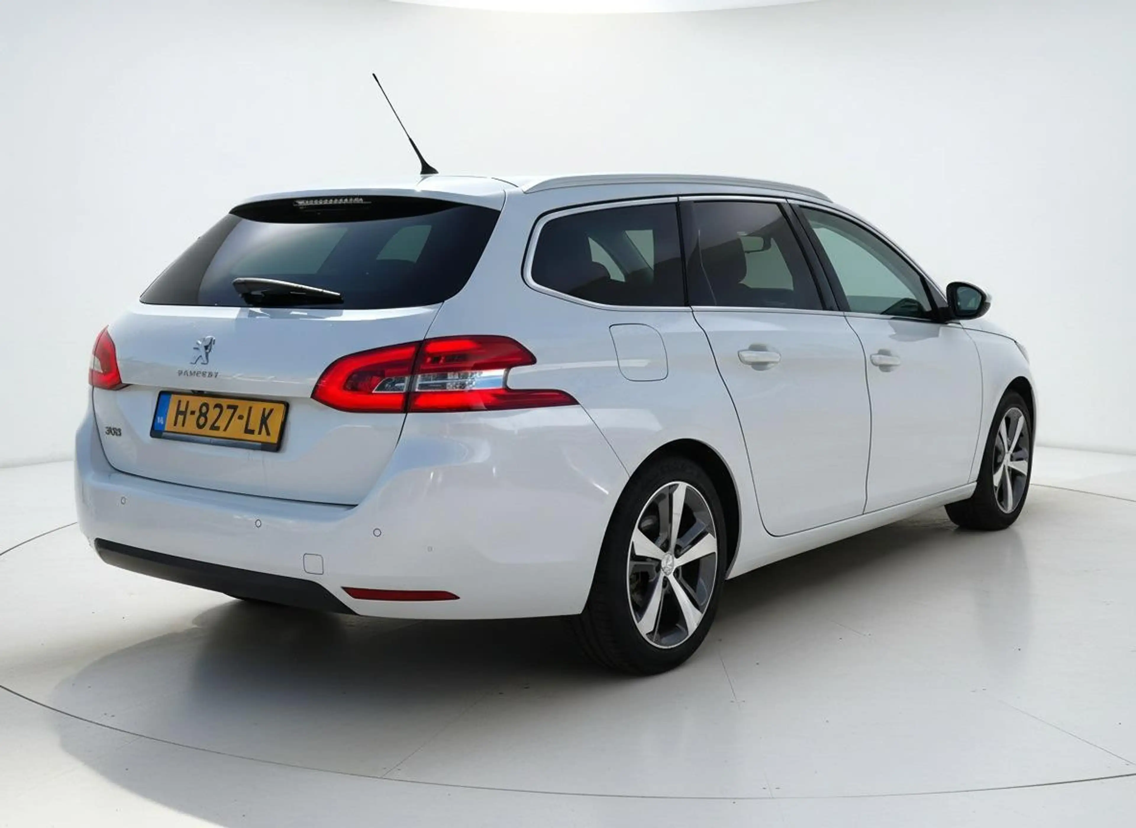 Peugeot 308 SW 1.2 PureTech Blue Lease Premium KEYLESS - PANO — photo 3