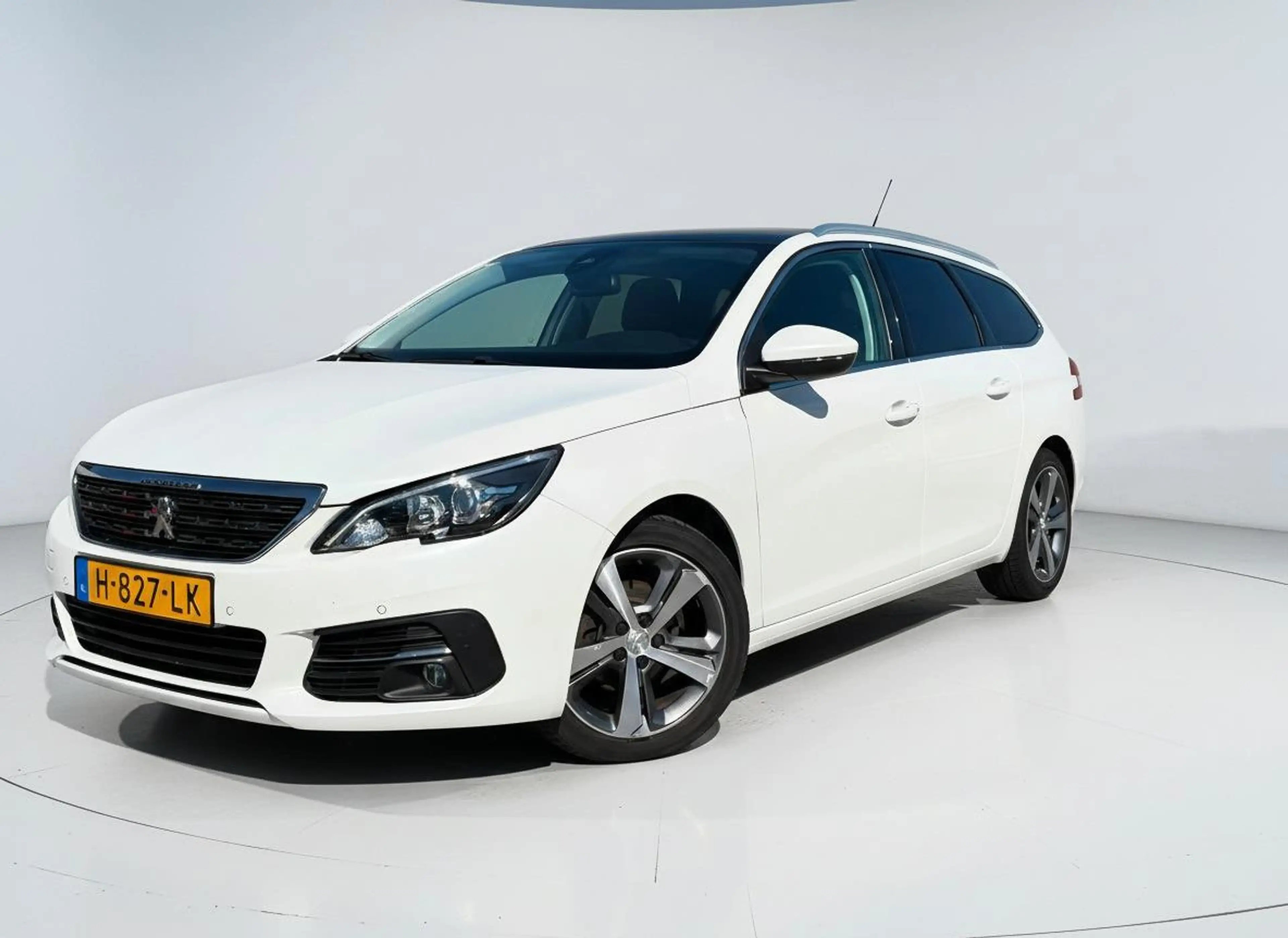 Peugeot 308 SW 1.2 PureTech Blue Lease Premium KEYLESS - PANO — photo 25