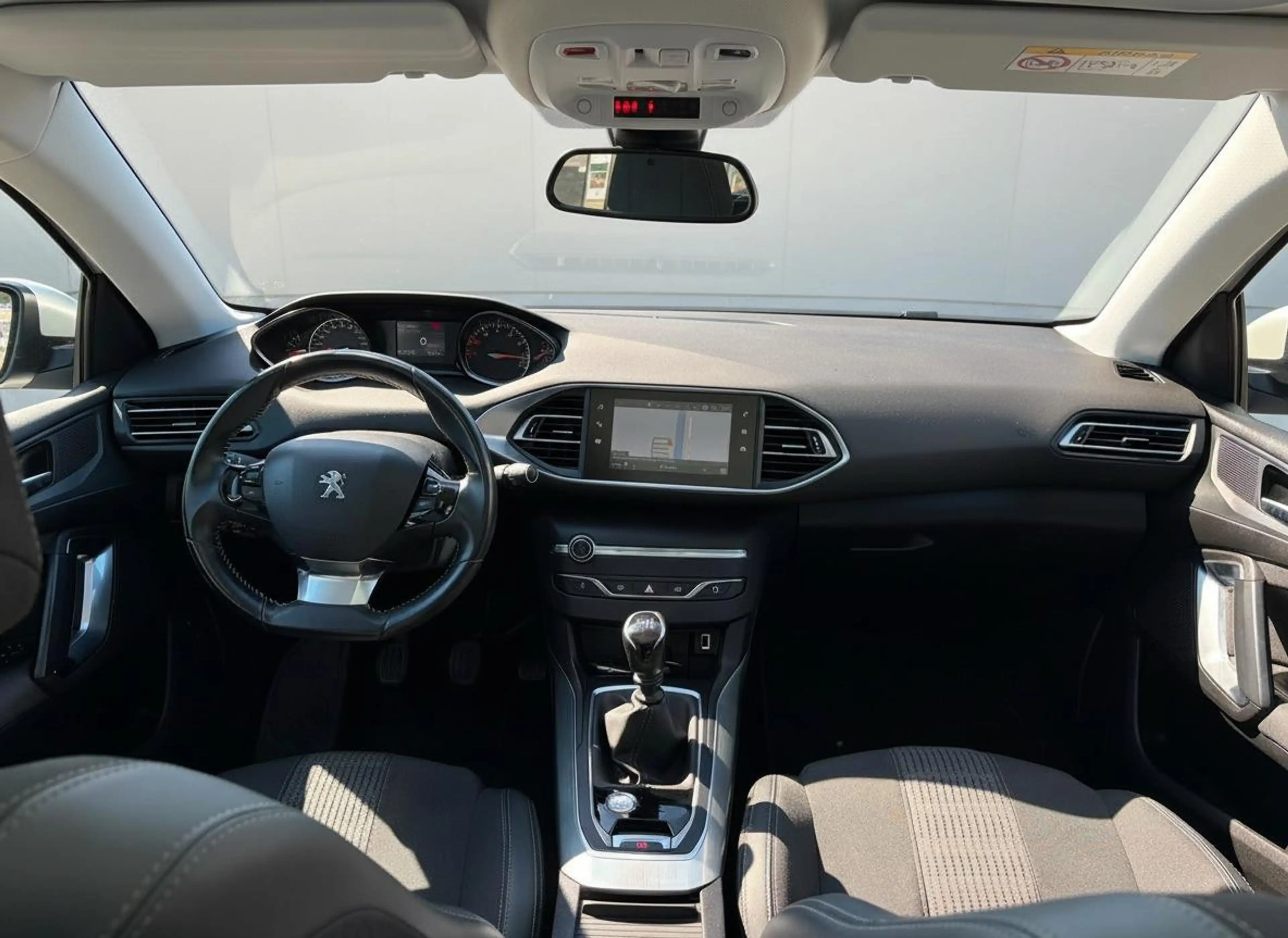 Peugeot 308 SW 1.2 PureTech Blue Lease Premium KEYLESS - PANO — photo 2
