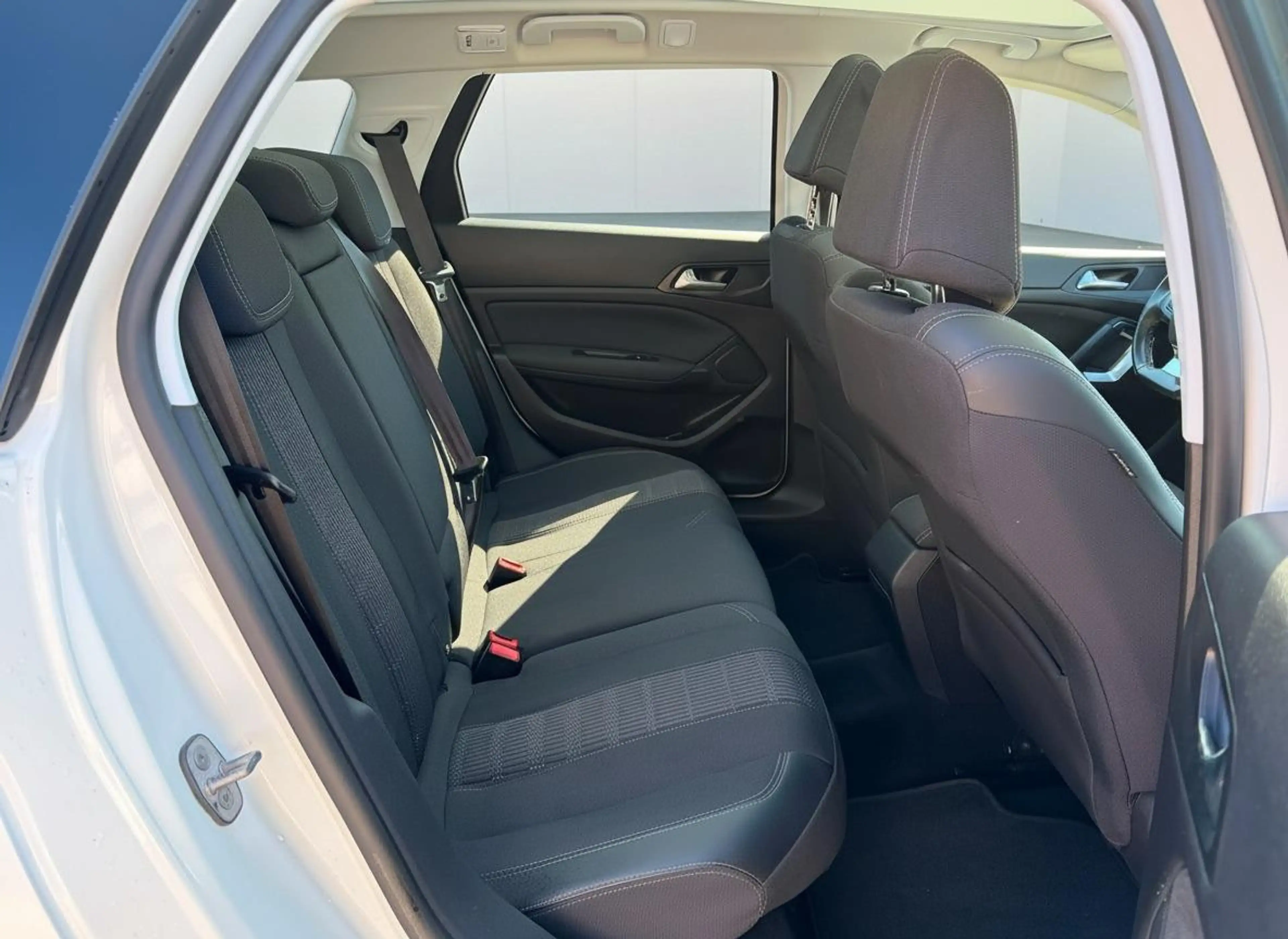 Peugeot 308 SW 1.2 PureTech Blue Lease Premium KEYLESS - PANO — photo 17