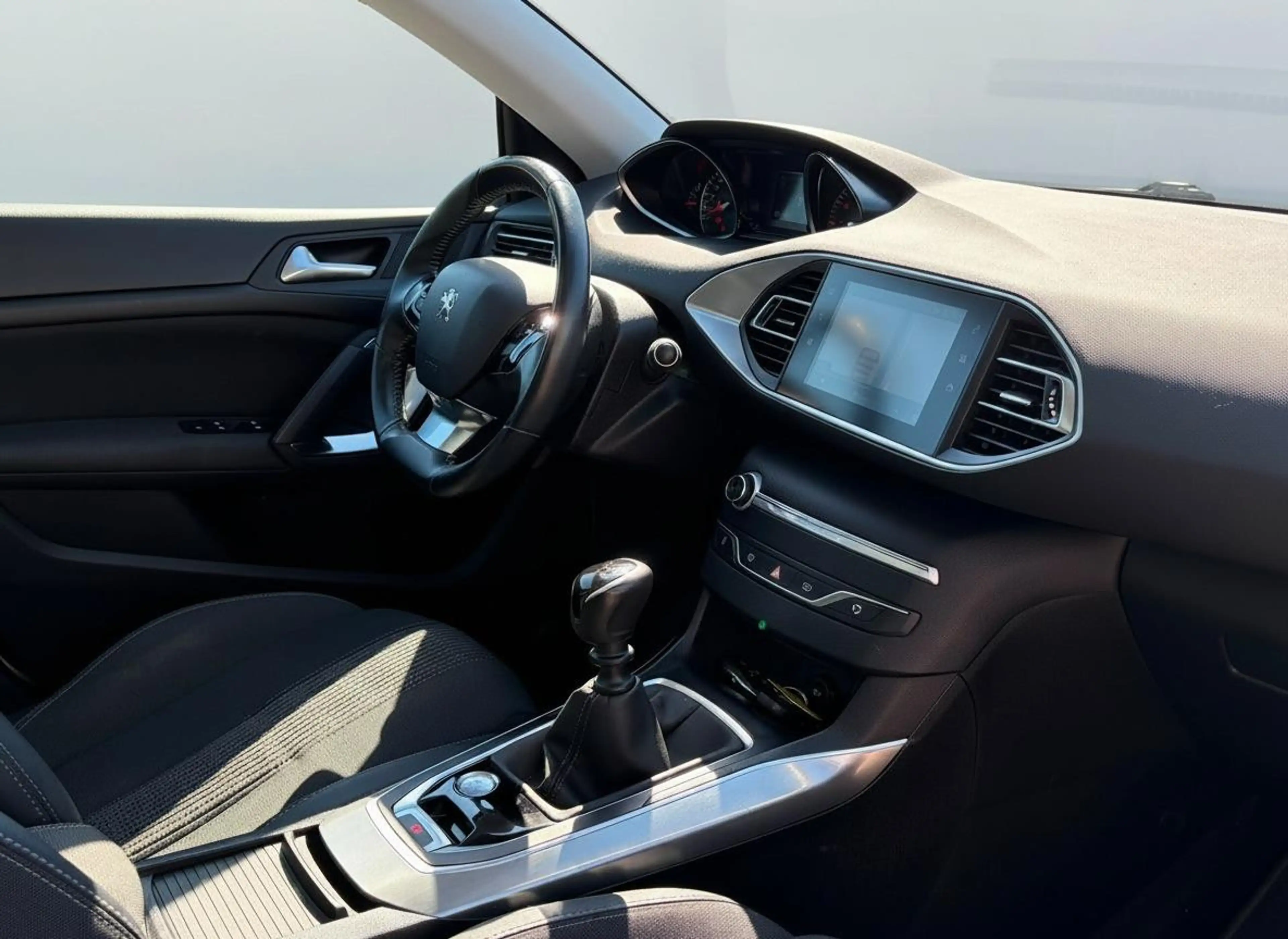 Peugeot 308 SW 1.2 PureTech Blue Lease Premium KEYLESS - PANO — photo 16