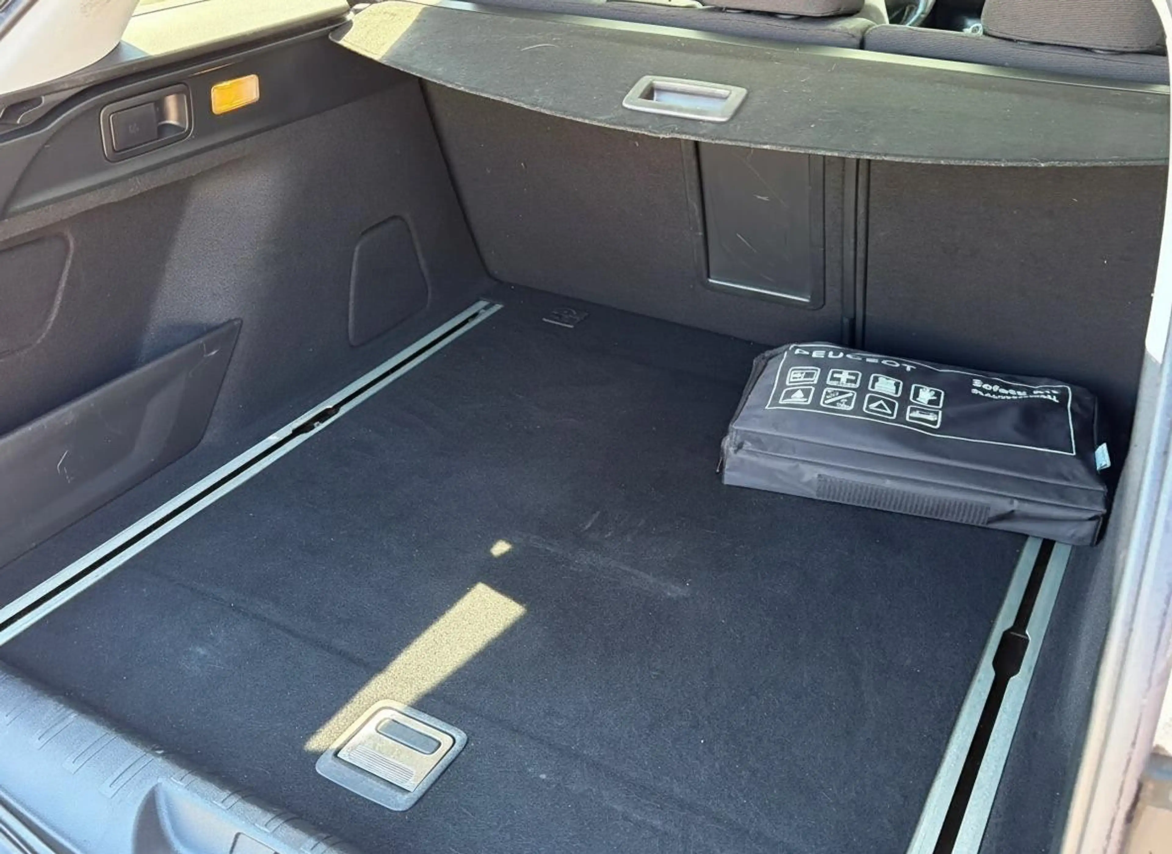 Peugeot 308 SW 1.2 PureTech Blue Lease Premium KEYLESS - PANO — photo 18