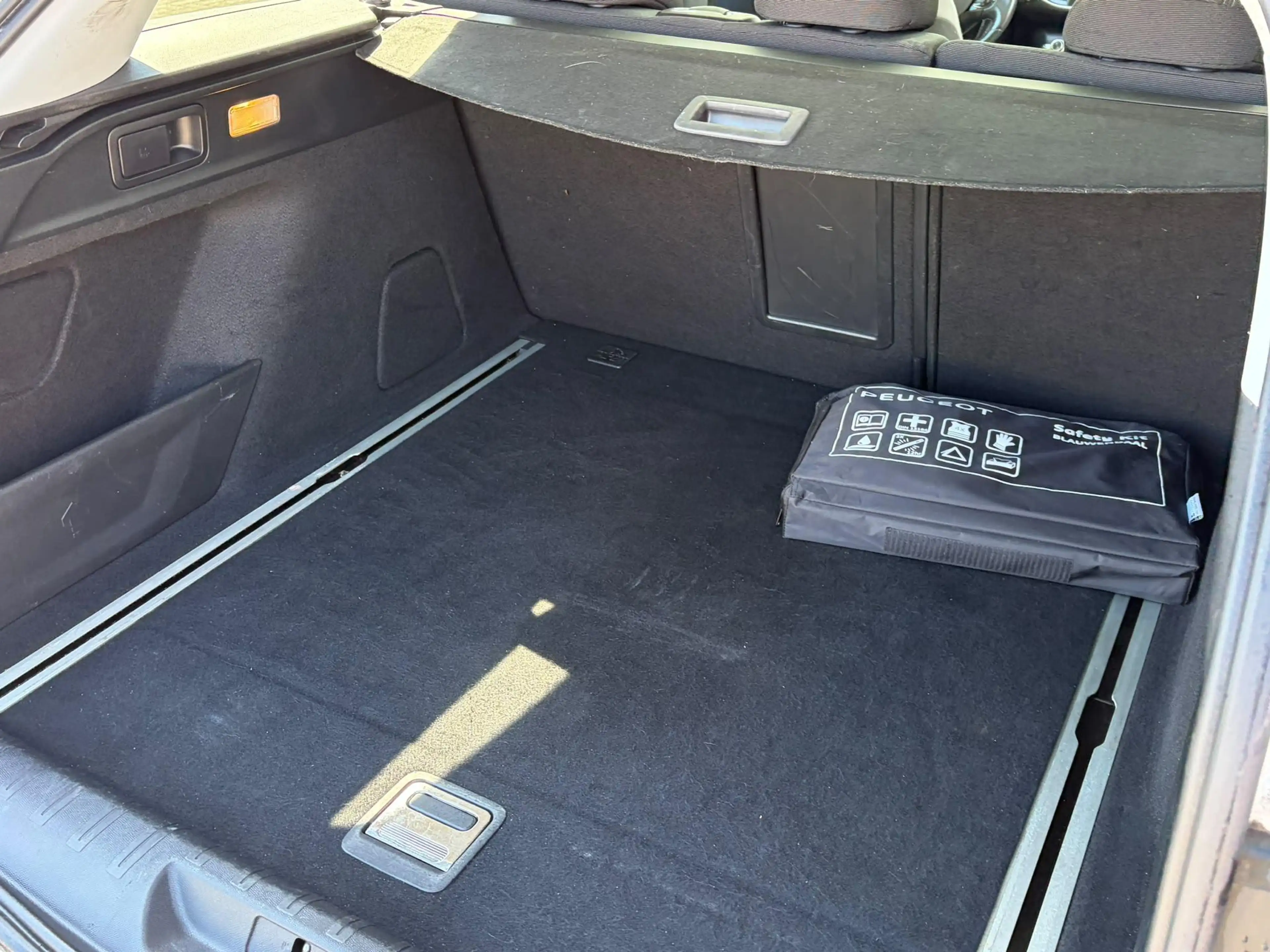 Peugeot 308 SW 1.2 PureTech Blue Lease Premium KEYLESS - PANO — photo 9