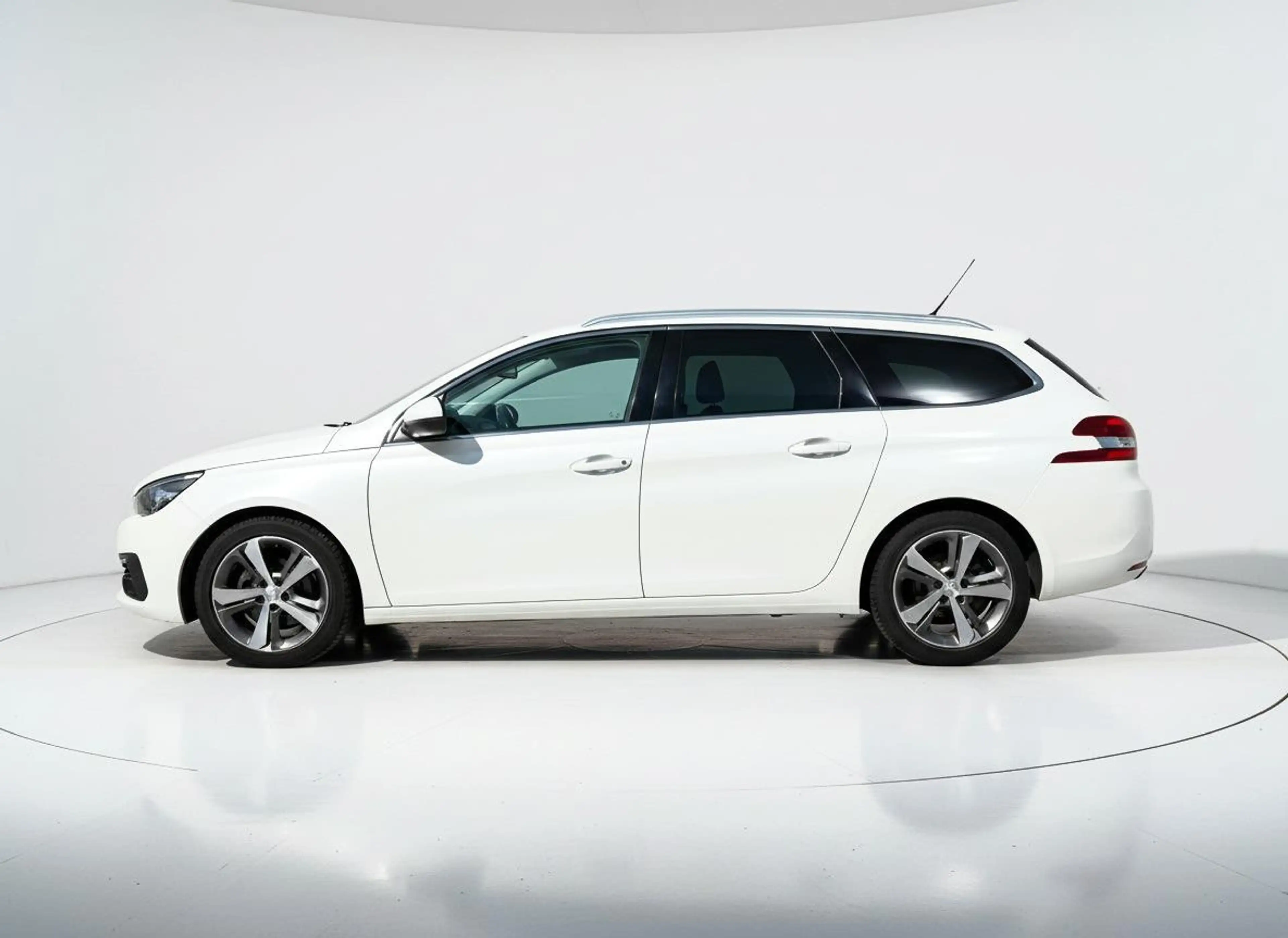 Peugeot 308 SW 1.2 PureTech Blue Lease Premium KEYLESS - PANO — photo 5