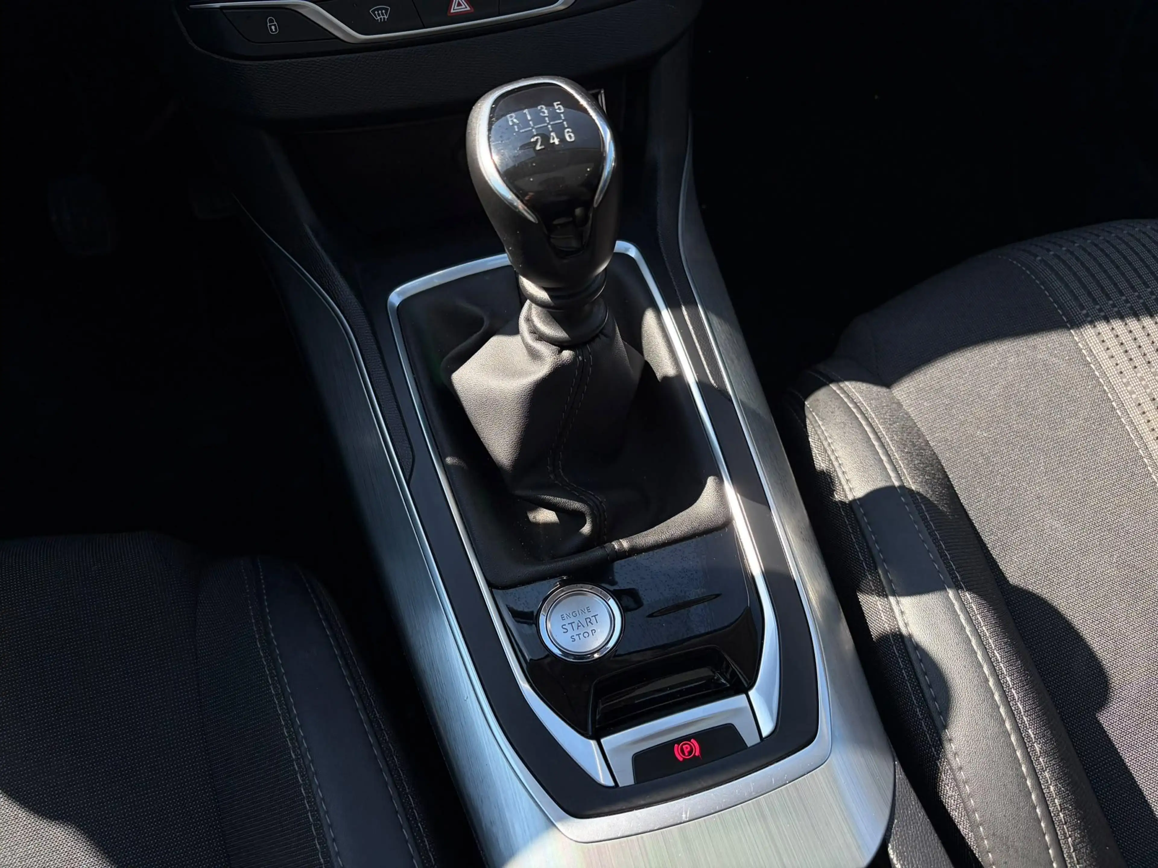 Peugeot 308 SW 1.2 PureTech Blue Lease Premium KEYLESS - PANO — photo 19