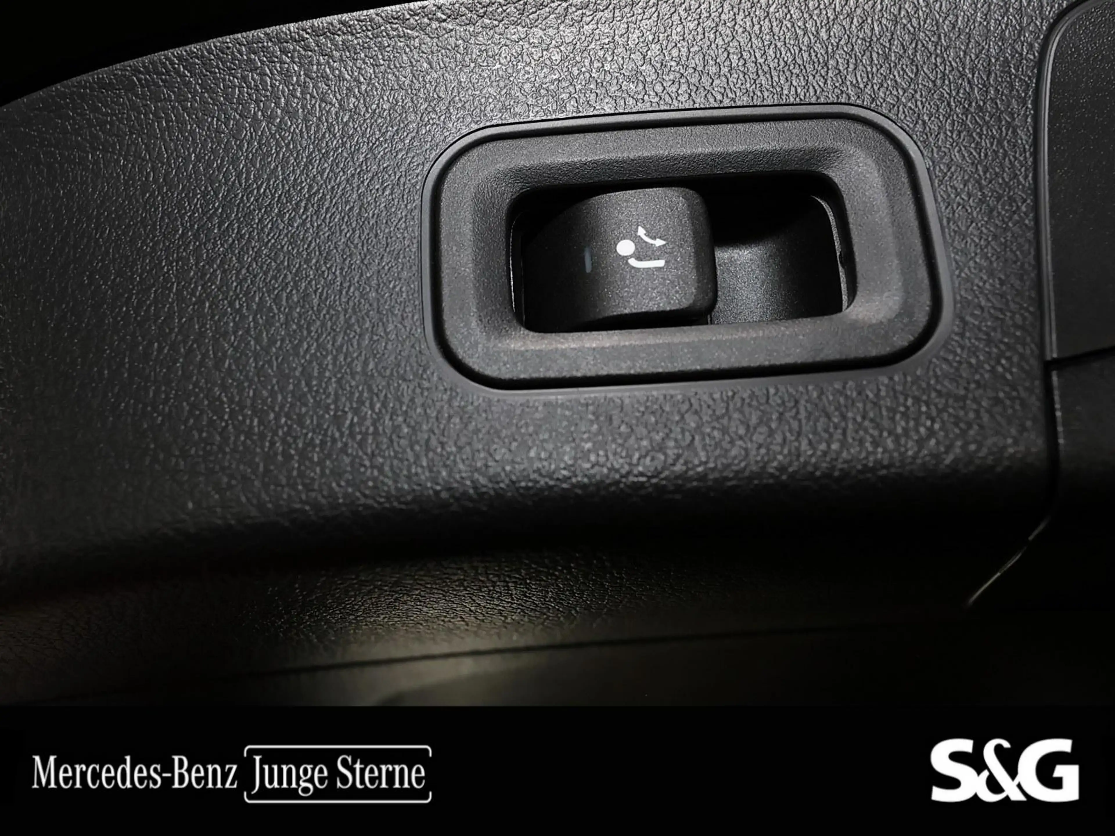 Mercedes-Benz GLA 180 — photo 11